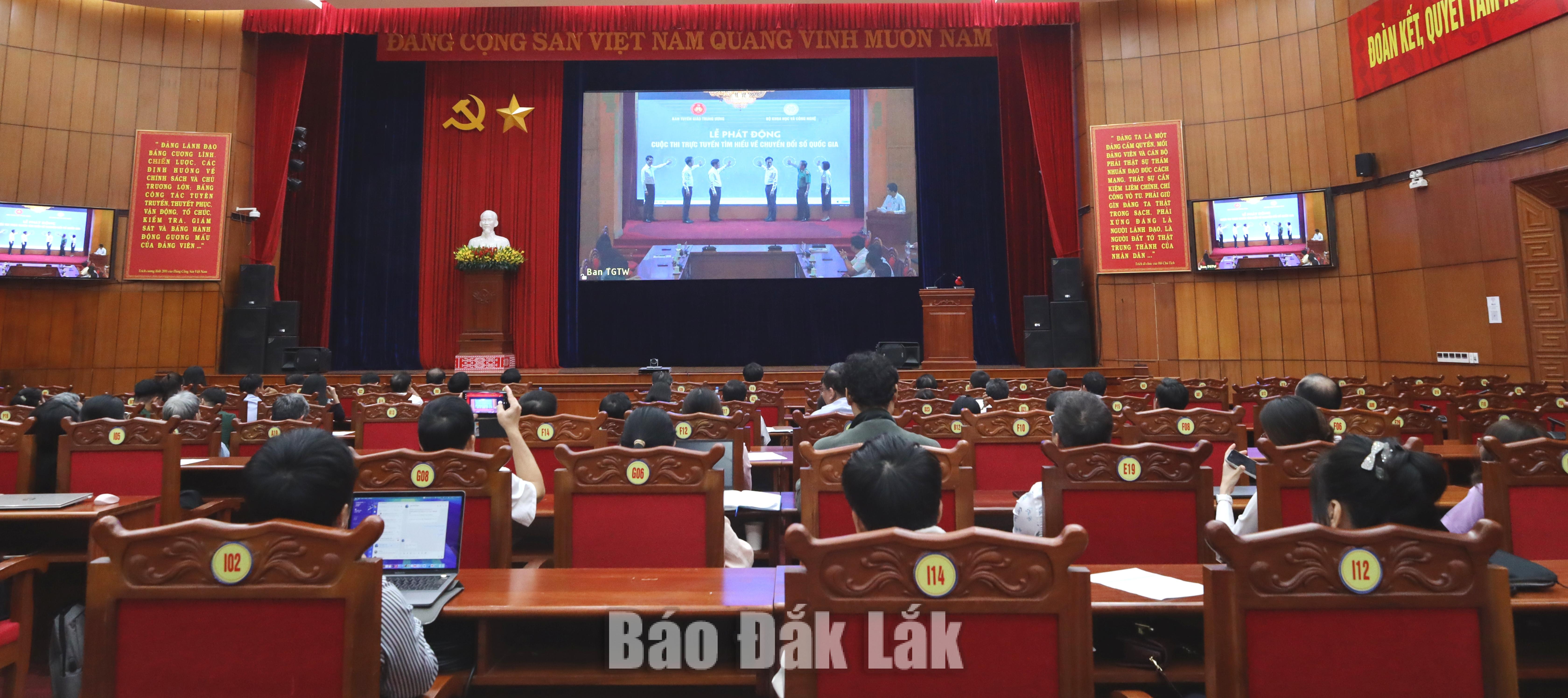 Đại biểu điểm cầu tỉnh Đắk Lắk theo dõi Lễ phát động Cuộc thi trực tuyến “Tìm hiểu về Chuyển đổi số quốc gia”.