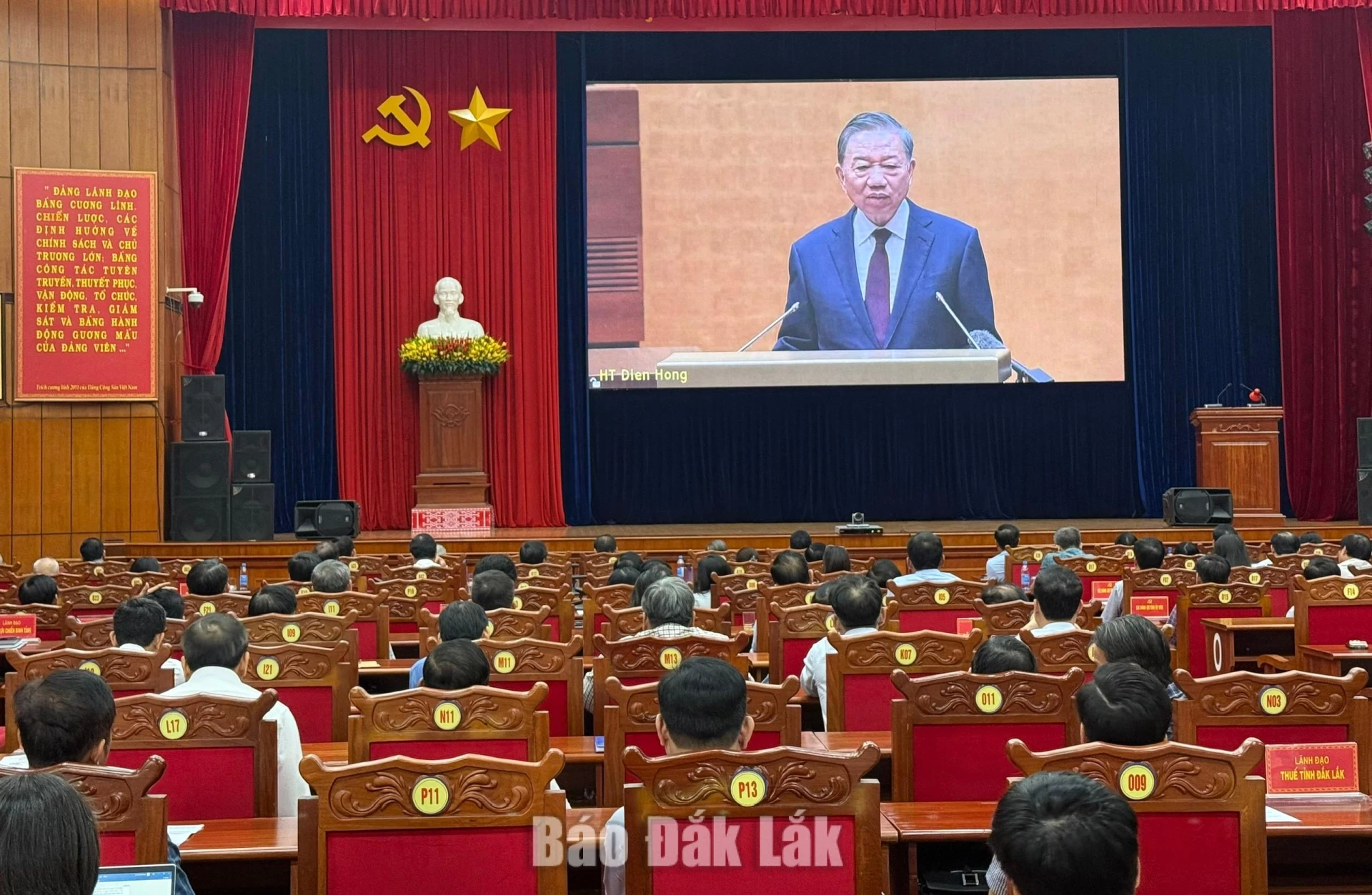 Đại biểu điểm cầu Tỉnh ủy Đắk Lắk nghe phát biểu chỉ đạo của Tổng Bí thư Tô Lâm tại Hội nghị toàn quốc nghiên cứu, học tập, quán triệt và triển khai thực hiện Nghị quyết Hội nghị lần thứ tư. Ảnh: Hà My