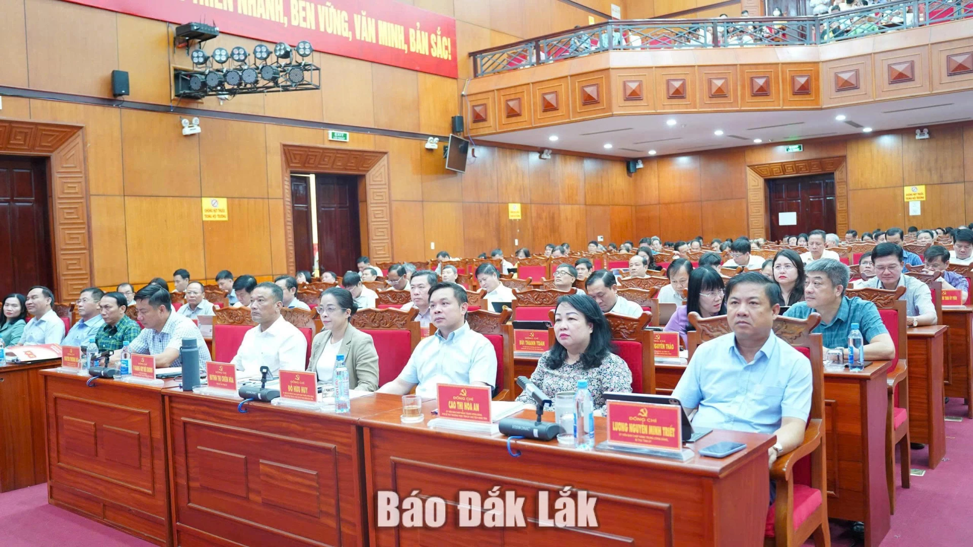 Các đồng chí Thường trực Tỉnh ủy và các đại biểu dự Hội nghị toàn quốc nghiên cứu, học tập, quán triệt và triển khai thực hiện Nghị quyết Hội nghị Trung ương 4 khóa XIV. Ảnh Hà My