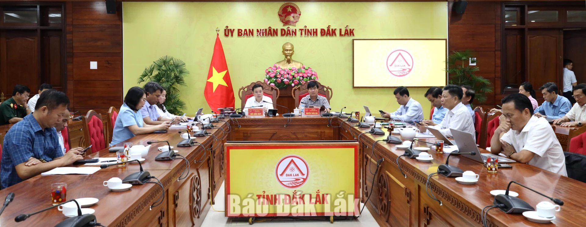 Ủy viên dự khuyết Trung ương Đảng, Phó Bí thư Tỉnh ủy, Chủ tịch UBND tỉnh Đỗ Hữu Huy; Phó Chủ tịch UBND tỉnh Nguyễn Thiên Văn cùng các đại biểu tham dự hội nghị tại điểm cầu tỉnh Đắk Lắk. 