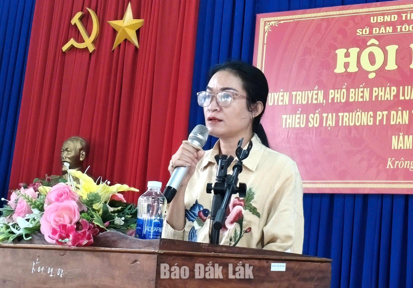 Phó Giám đốc Sở Dân tộc và Tôn giáo Nay H’Nan phát biểu tại hội nghị.