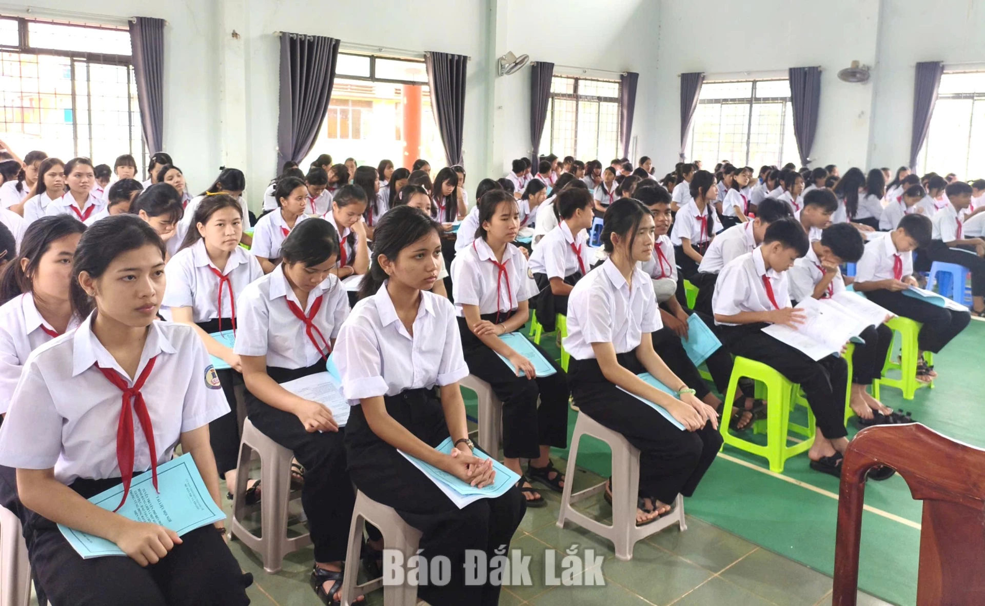 Học sinh Trường Phổ thông Dân tộc nội trú THCS Krông Năng nghe các nội dung truyền đạt tại hội nghị.