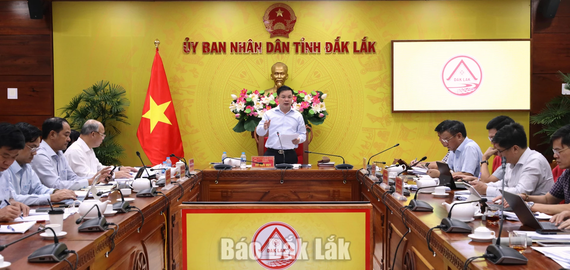 Phó Bí thư Tỉnh ủy, Chủ tịch UBND tỉnh Đỗ Hữu Huy phát biểu tại cuộc họp.