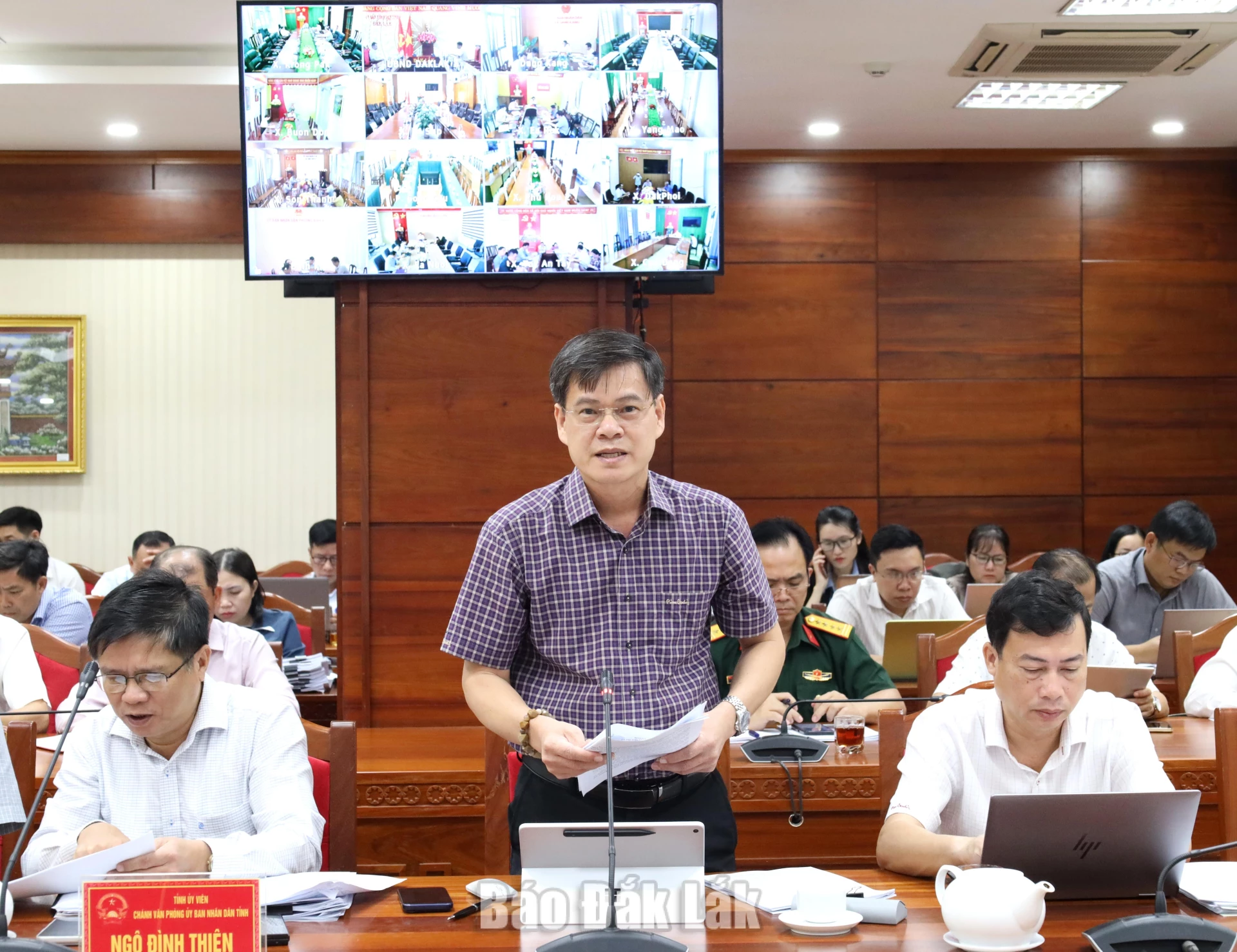Giám đốc Sở Nội vụ Trương Ngọc Tuấn nêu ý kiến tại cuộc họp.