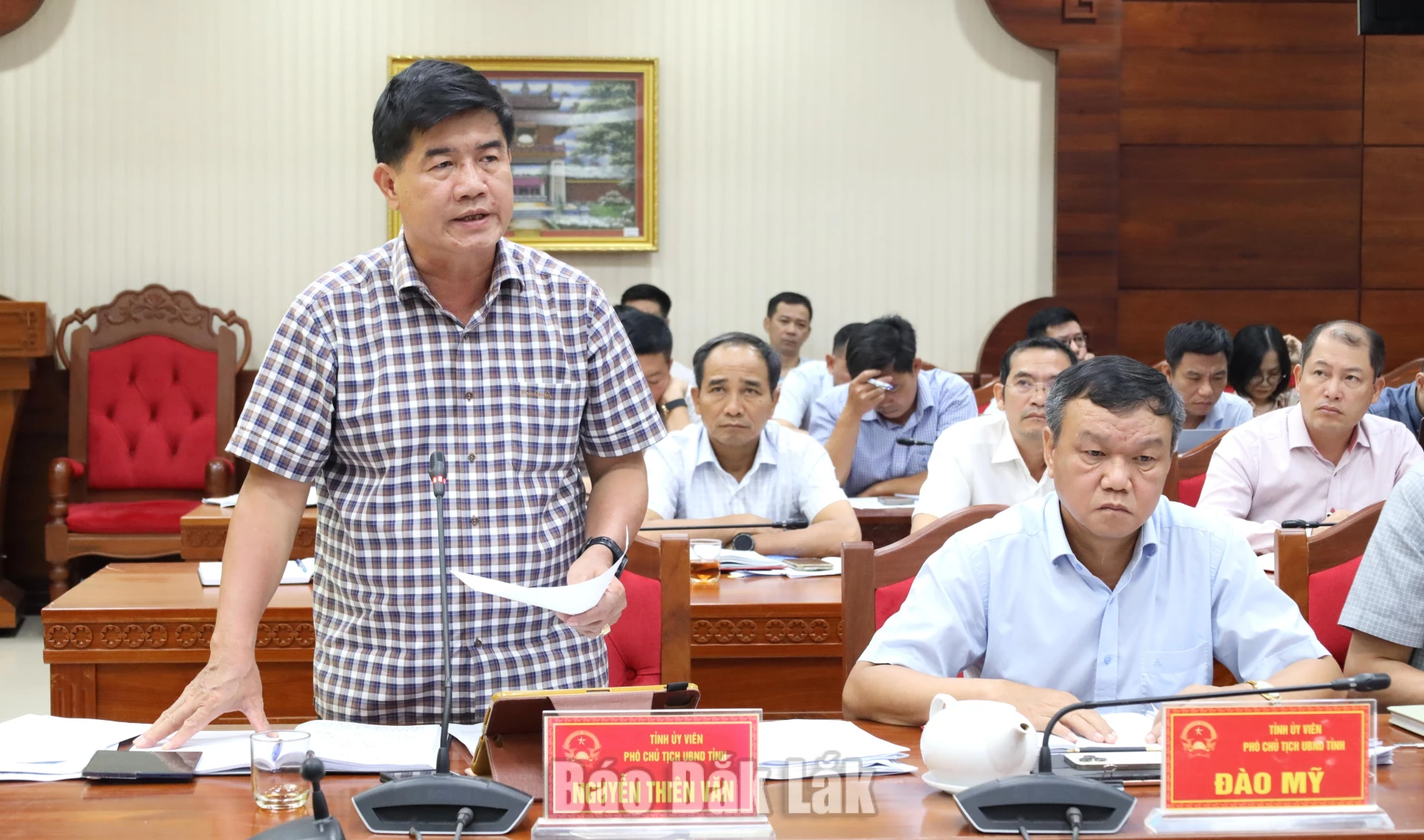 Phó Chủ tịch UBND tỉnh Nguyễn Thiên Văn nêu ý kiến tại cuộc họp.