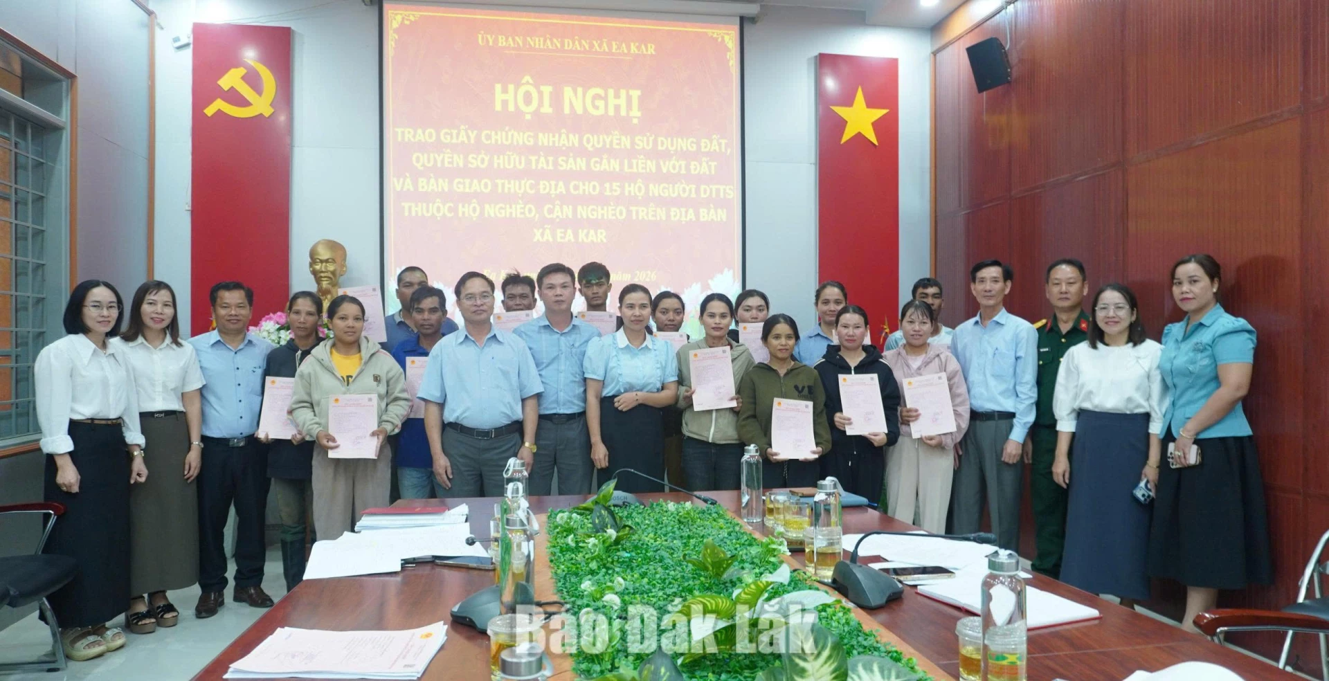 Lãnh đạo xã Ea Kar trao giấy chứng nhận quyền sử dụng đất, quyền sở hữu tài sản gắn liền với đất cho các hộ đồng bào dân tộc thiểu số trên địa bàn.