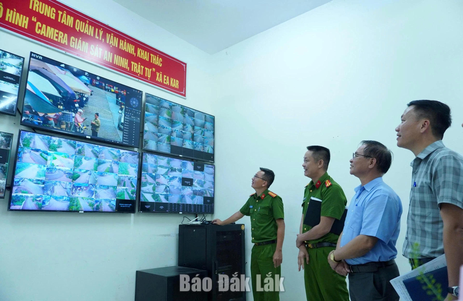 Phó Bí thư Đảng ủy, Chủ tịch UBND xã Ea Kar Nguyễn Minh Chuyền cùng lực lượng Công an xã Ea Kar kiểm tra  việc vận hành hệ thống camera giám sát an ninh trật tự.