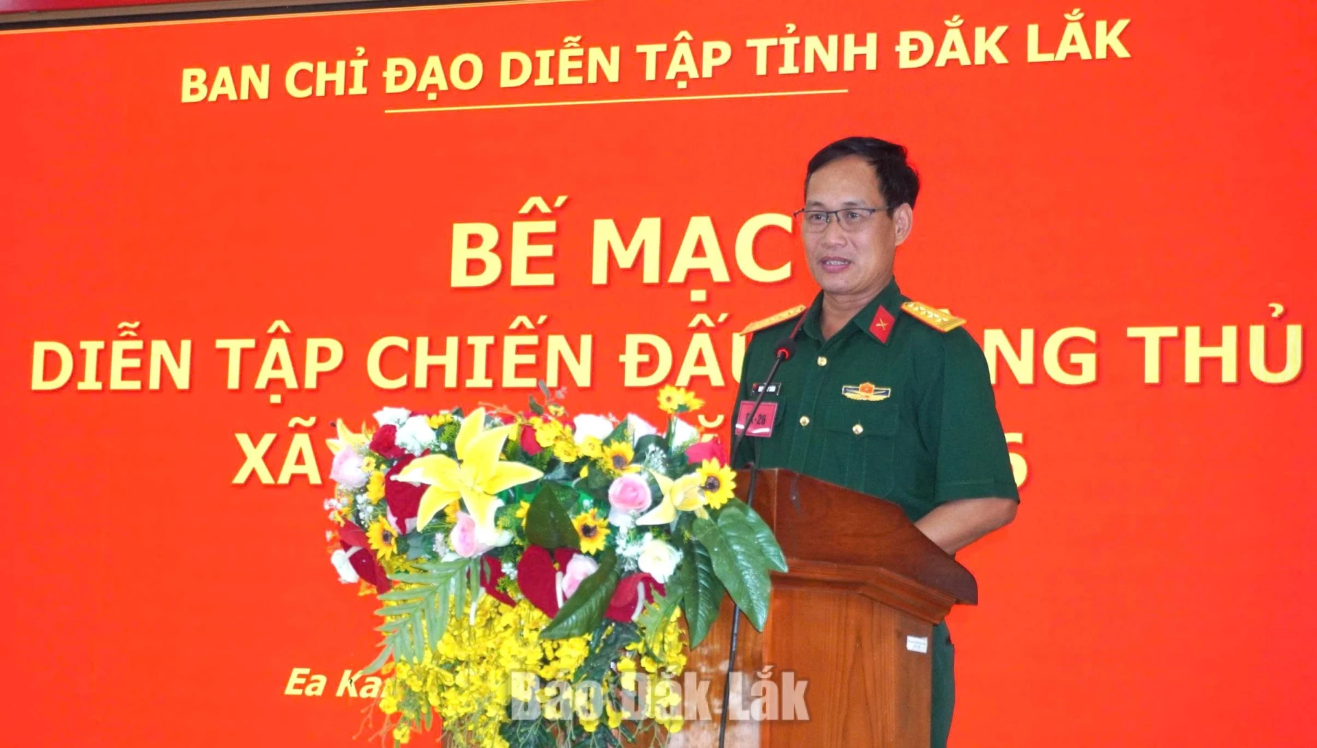 Đại tá Nguyễn Duy Tráng, Phó Chỉ huy trưởng Bộ Chỉ huy Quân sự tỉnh Đắk Lắk, Ủy viên Ban chỉ đạo diễn tập tỉnh, Trưởng Tiểu ban đạo diễn số 2 phát biểu tại bế mạc diễn tập phòng thủ xã Ea Kar.