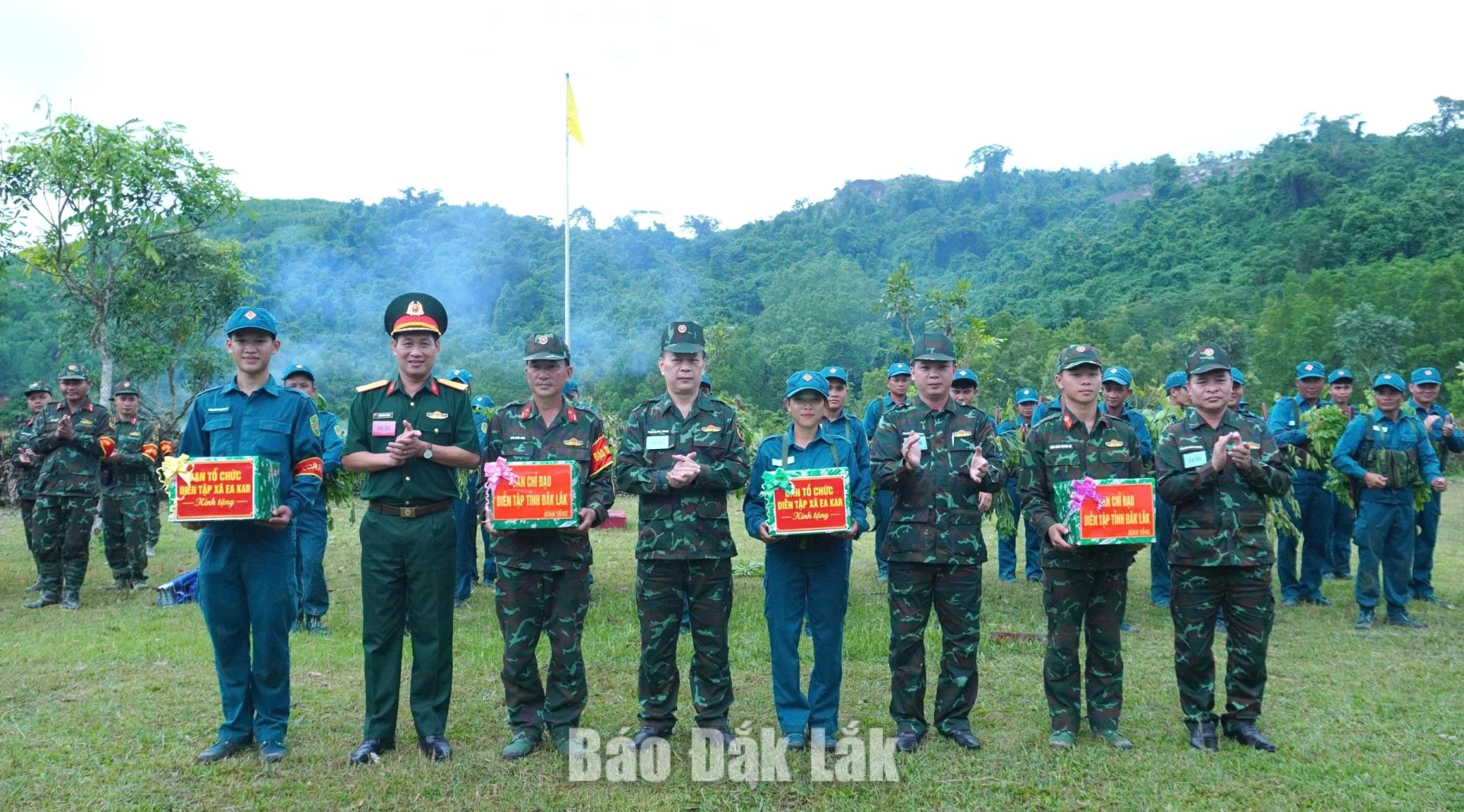 Ban Chỉ đạo diễn tập tỉnh và lãnh đạo xã Ea Kar tặng quà cho các đơn vị hoàn thành tốt nội dung diễn tập thực binh chiến đấu trong khu vực phòng thủ.