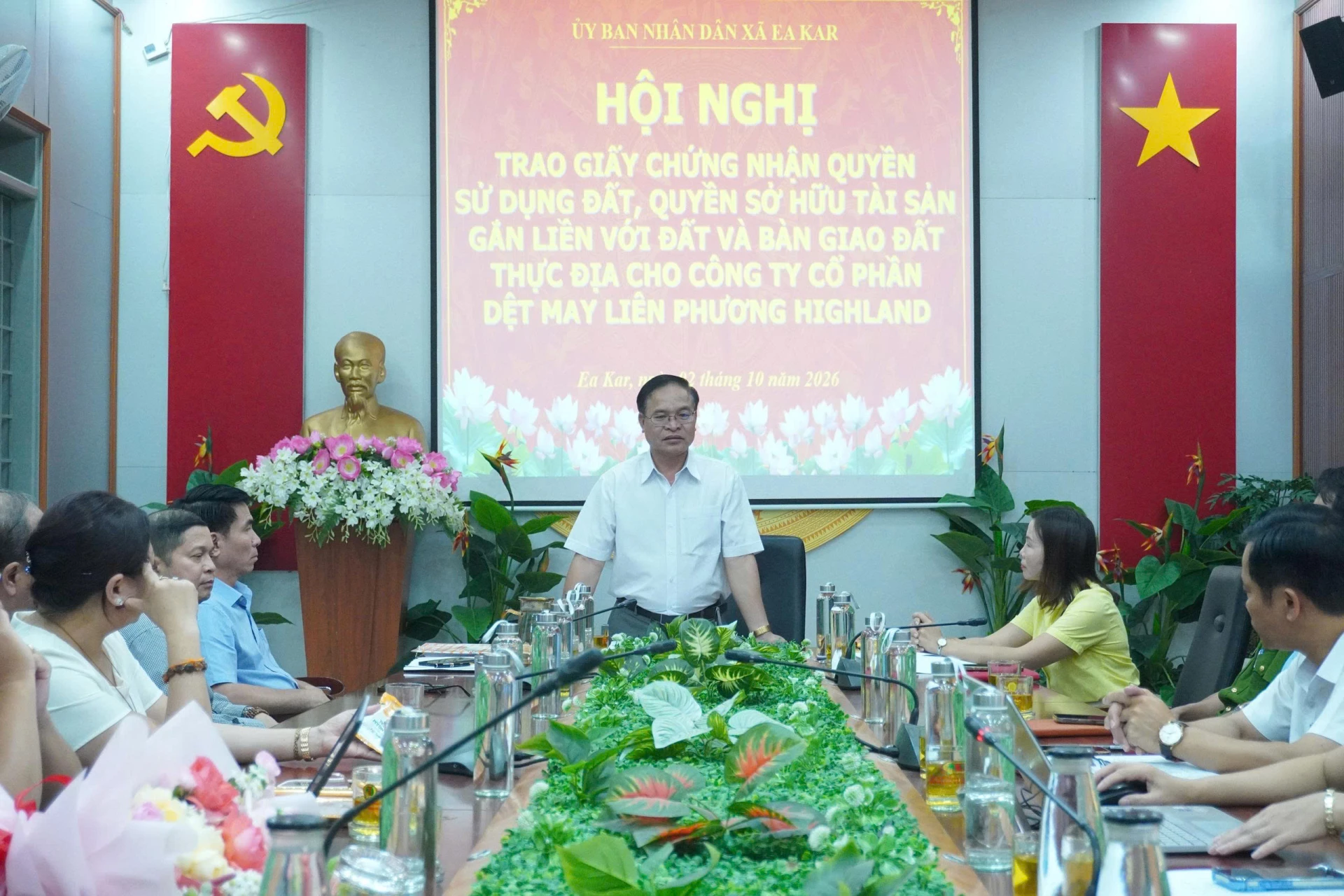 Phó Bí thư Đảng ủy, Chủ tịch UBND xã Ea Kar Nguyễn Minh Chuyền phát biểu tại hội nghị.