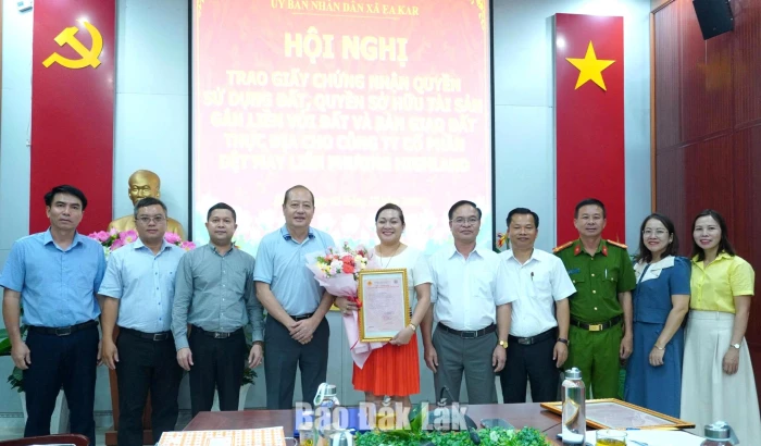 Xã Ea Kar trao giấy chứng nhận và bàn giao đất thực địa cho 2 nhà đầu tư