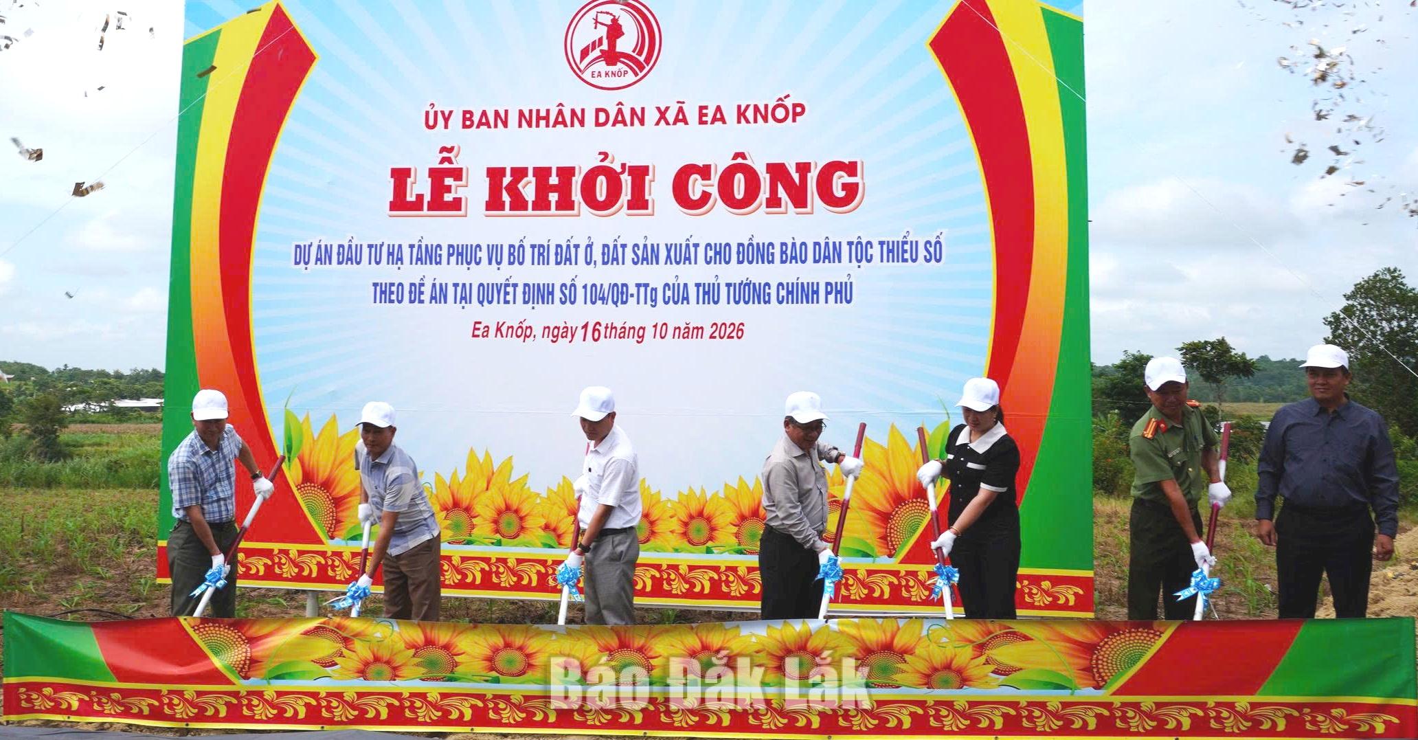 Lãnh đạo xã Ea knốp và các đơn vị liên quan thực hiện nghi thức xúc cát khởi công công trình hạ tầng kỹ thuật khu dân cư.