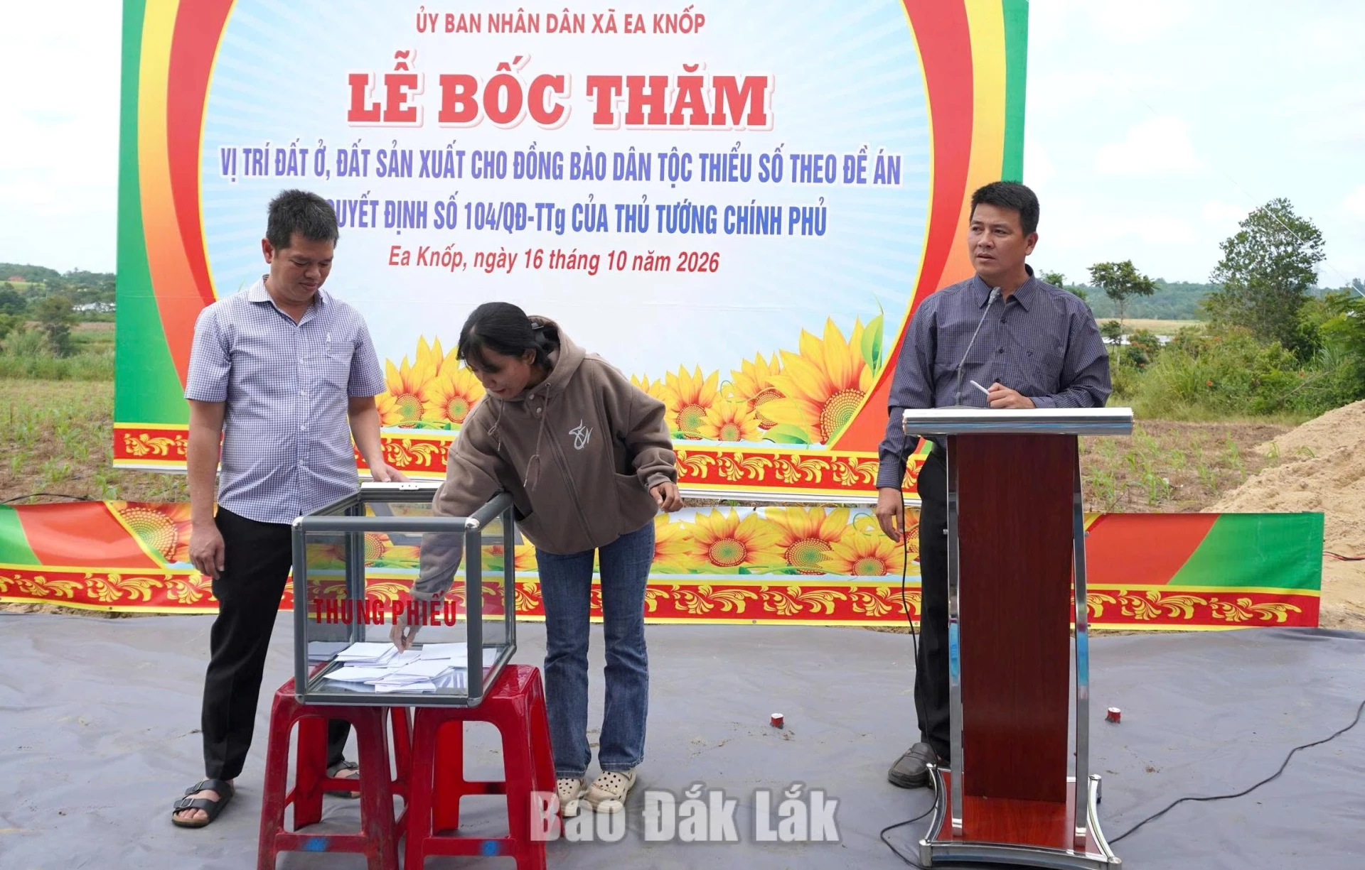 Người dân bốc thăm xác định vị trí đất ở.