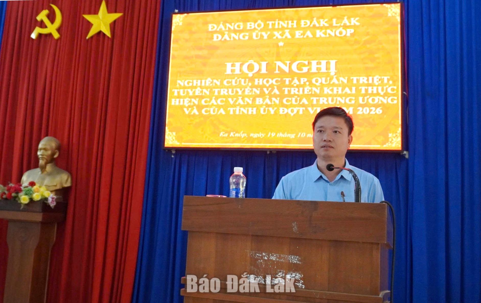 Phó Bí thư Thường trực Đảng ủy xã Ea Knốp Nguyễn Văn Hải quán triệt các văn bản tại hội nghị.