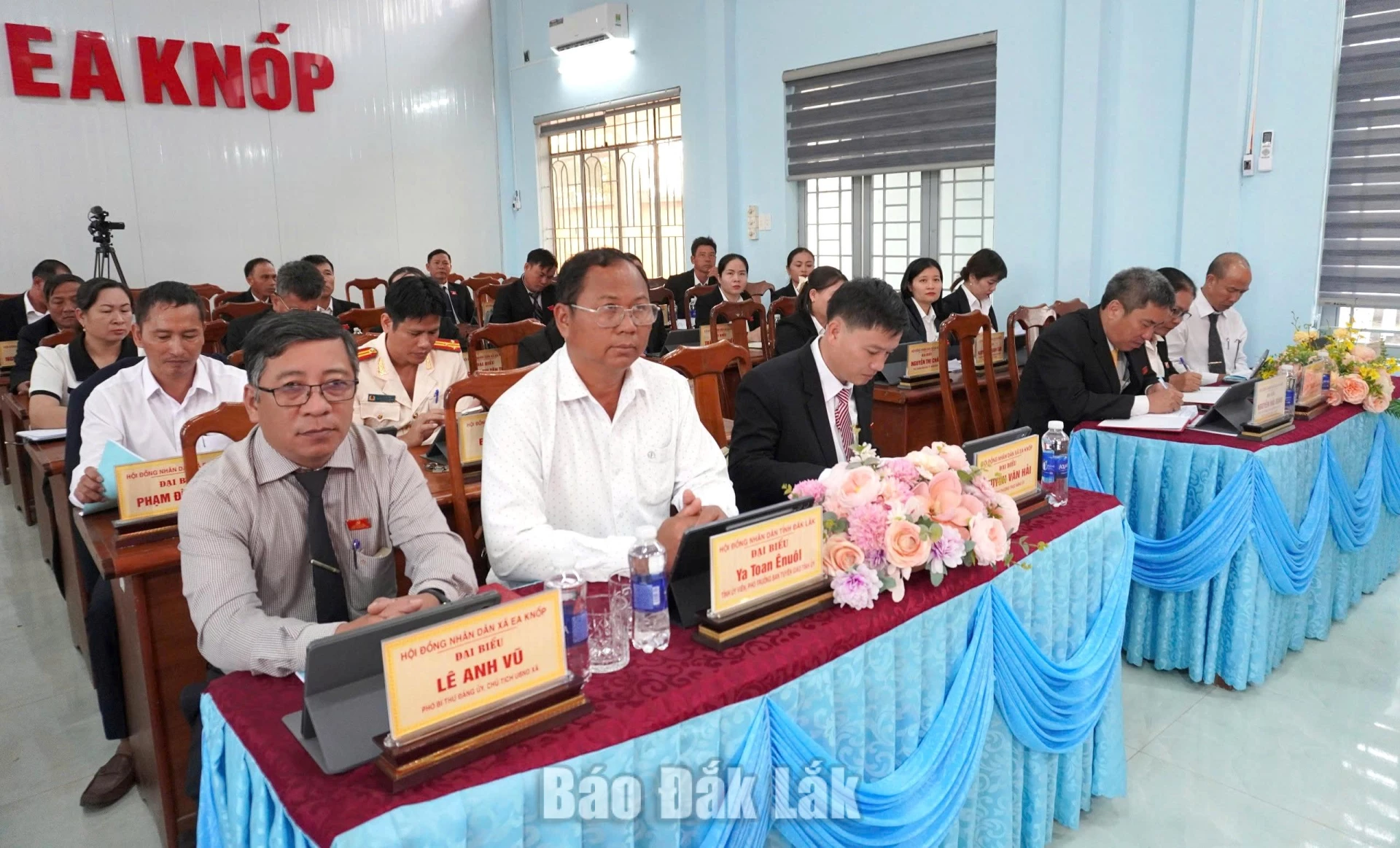 Các đại biểu tham dự kỳ họp.
