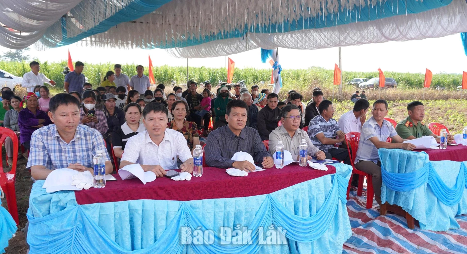 Các đại biểu và người dân tham dự buổi lễ.