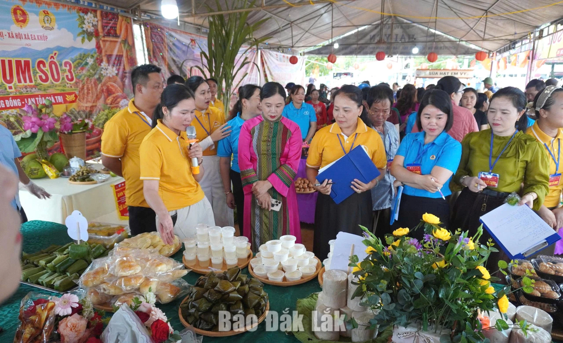 Ban giám khảo chấm giải các gian hàng trưng bày sản phẩm.
