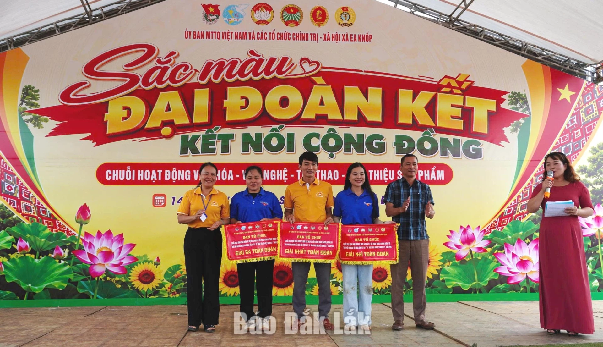 Ban tổ chức trao giải toàn đoàn cho các đơn vị.