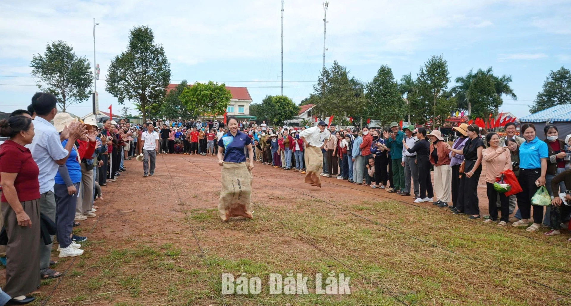 Nội dung nhảy bao bố thu hút đông đảo hội viên, người dân tham gai cổ vũ.