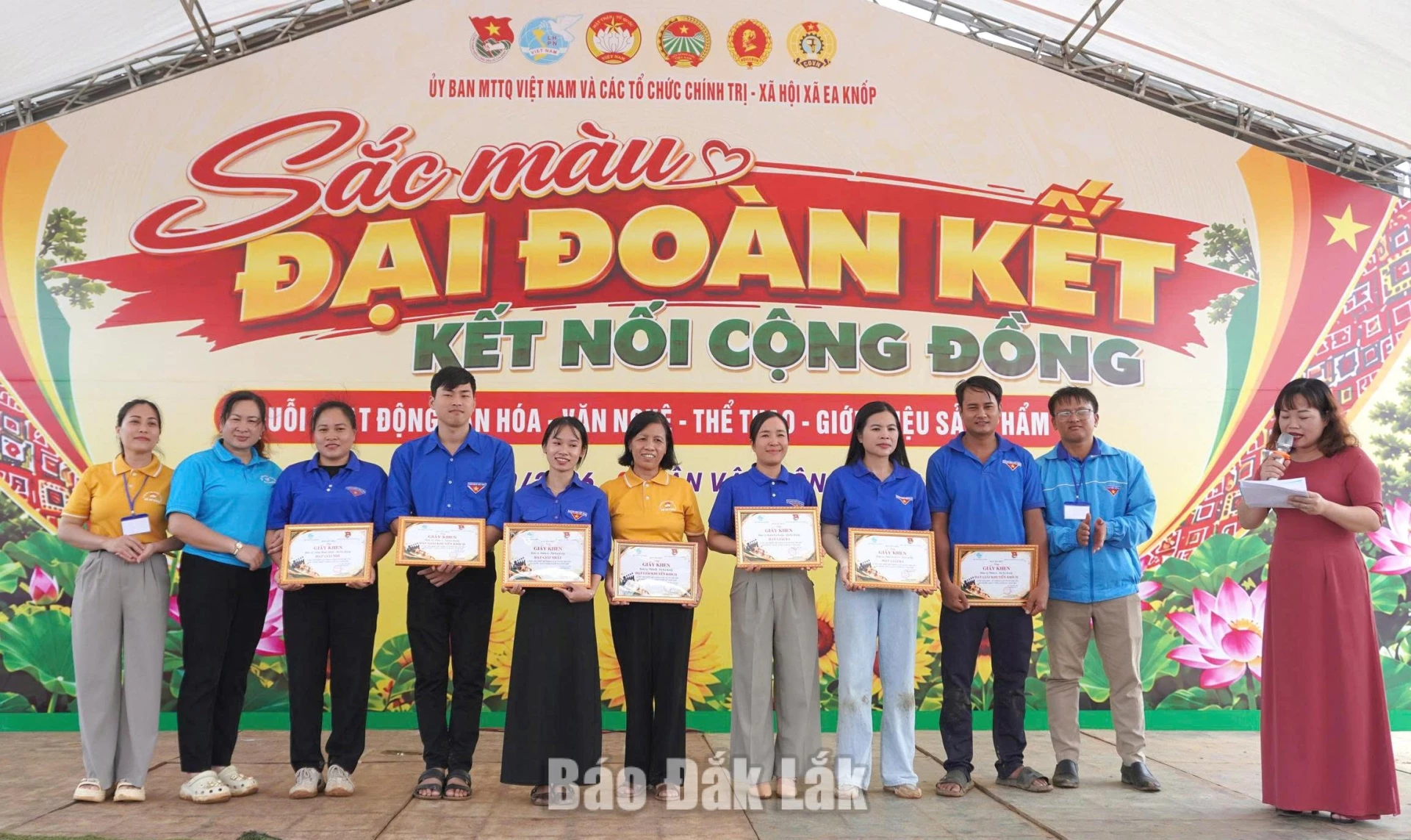 Ban tổ chức trao giấy khen cho các đơn vị