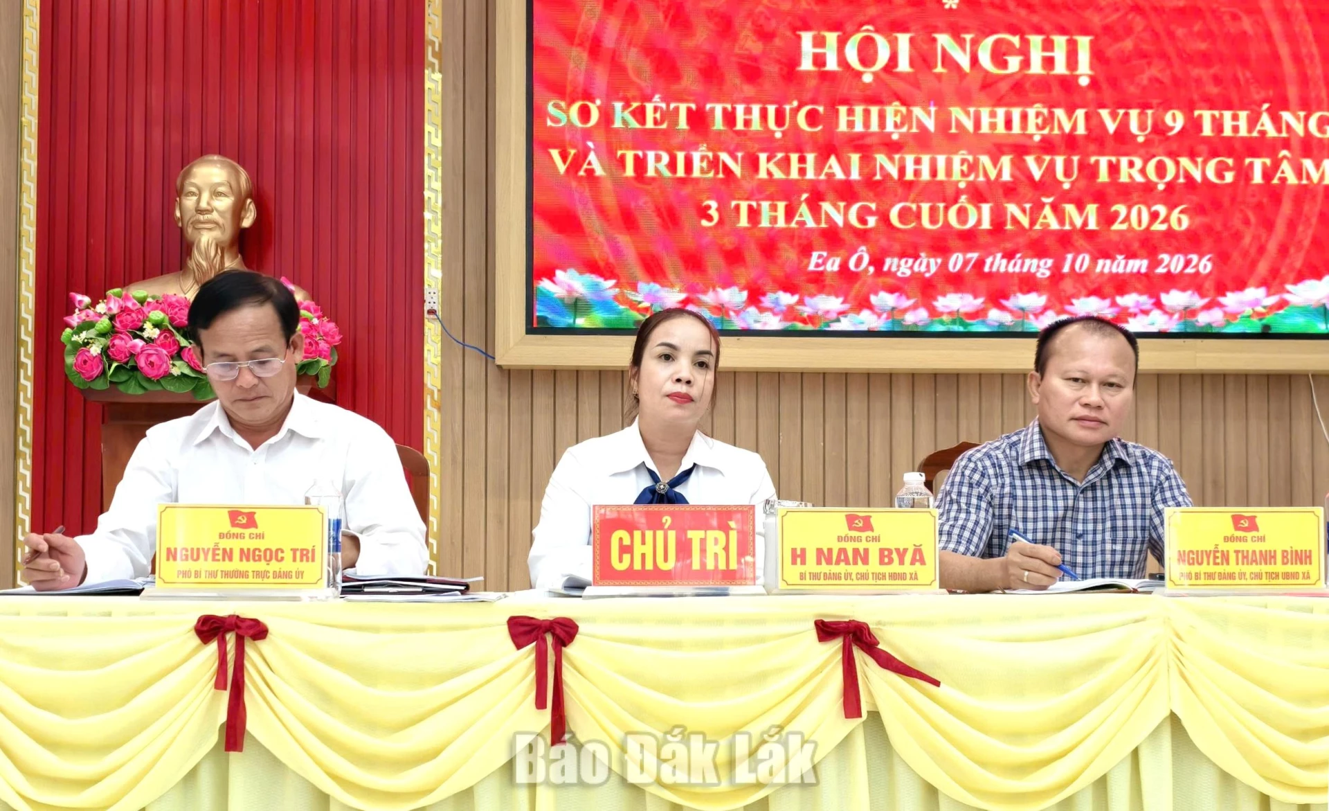 Các đồng chí Thường trực Đảng ủy  xã Ea Ô chủ trì và điều hành hội nghị.