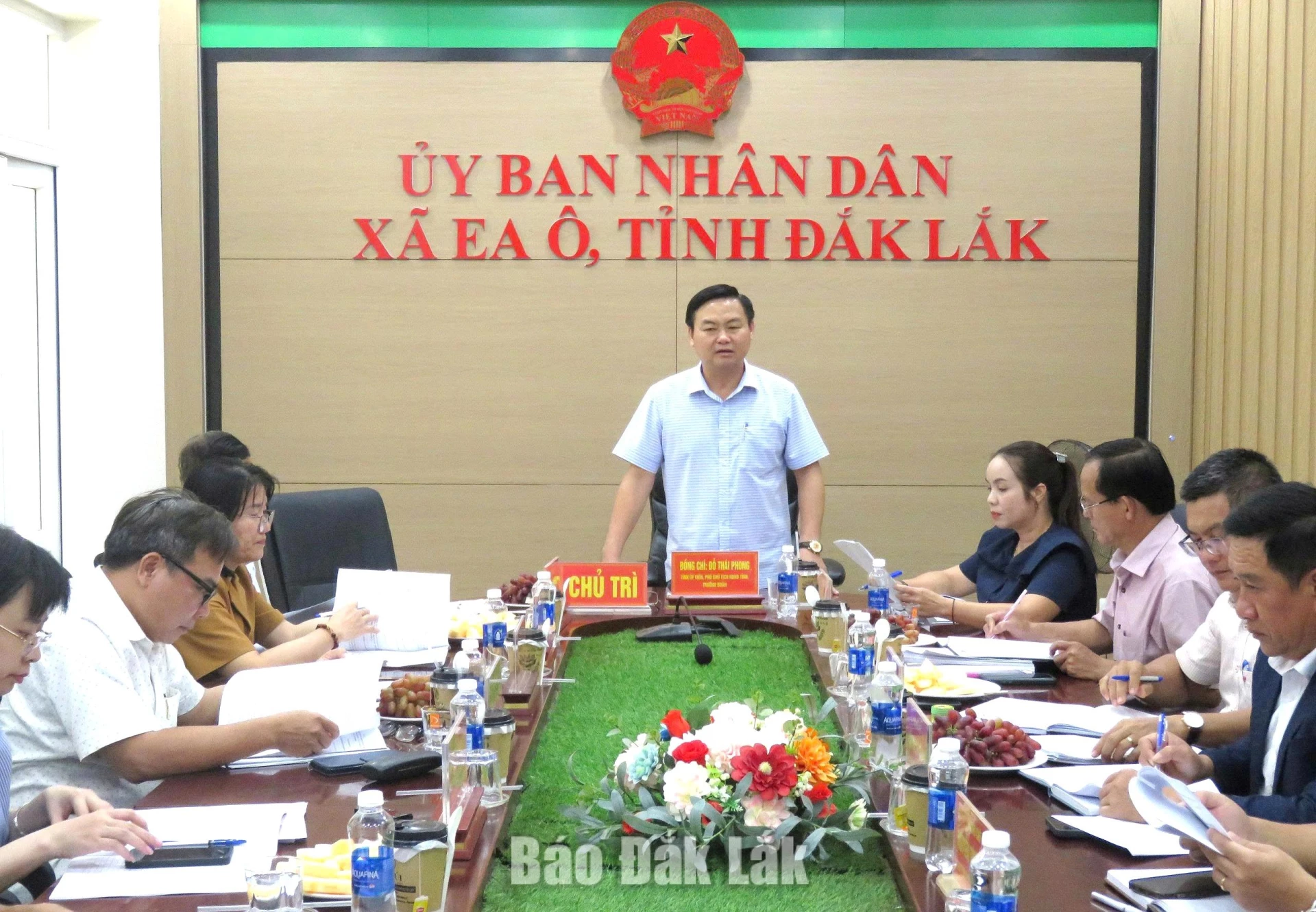 Đồng chí Đỗ Thái Phong, Phó Chủ tịch HĐND tỉnh, Trưởng đoàn phát biểu tại buổi làm việc với Ban Thường vụ Đảng ủy xã Ea Ô.