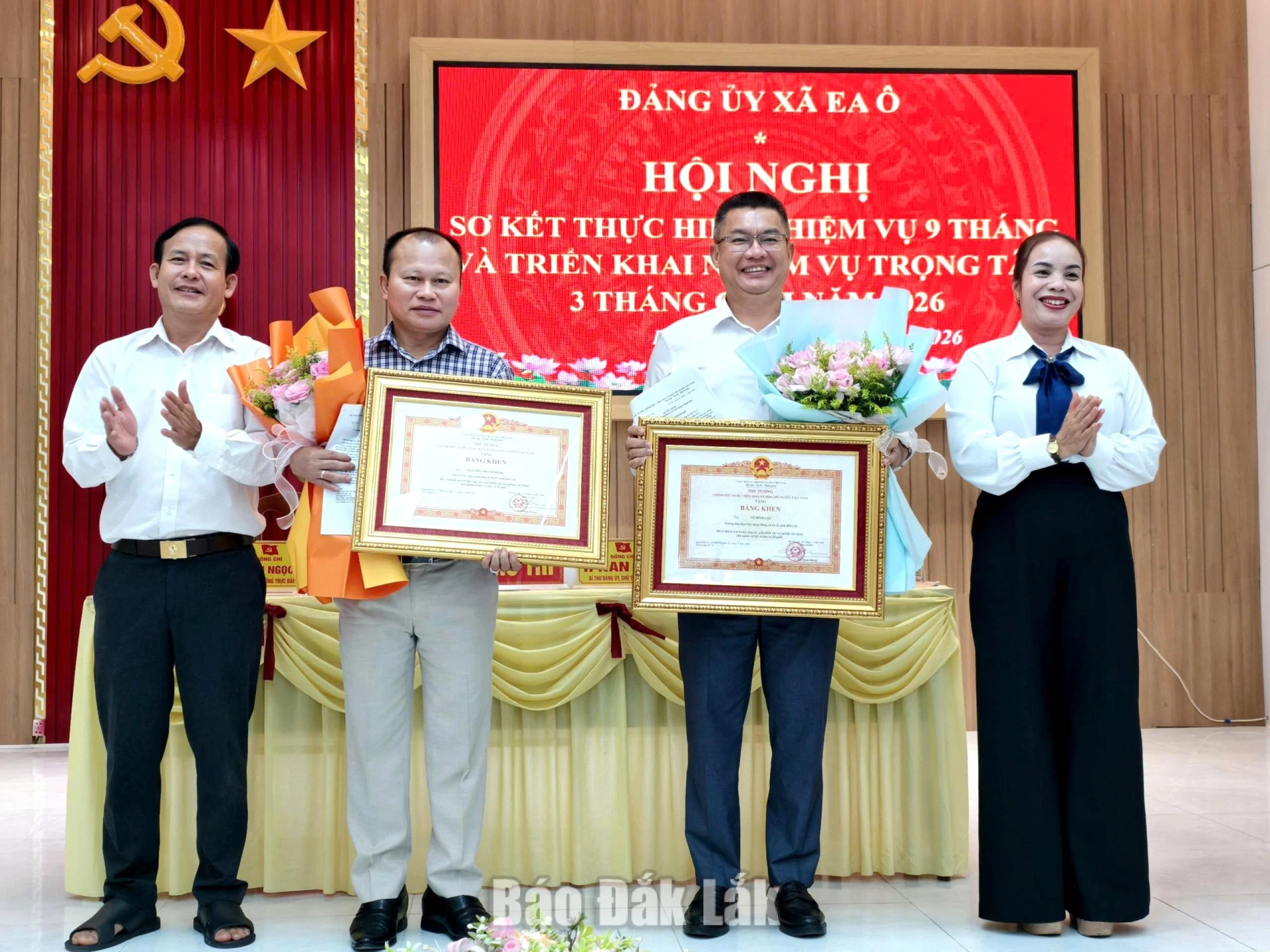  Bí thư Đảng ủy, Chủ tịch HĐND xã H Nan Byă và Phó Bí thư Thường trực Đảng ủy Nguyễn Ngọc Trí trao Bằng khen của Thủ tướng Chính phủ tặng Chủ tịch UBND xã Nguyễn Thanh Bình và Ủy viên Ban Thường vụ Đảng ủy, Trưởng Ban Xây dựng Đảng Võ Đình Lộc.