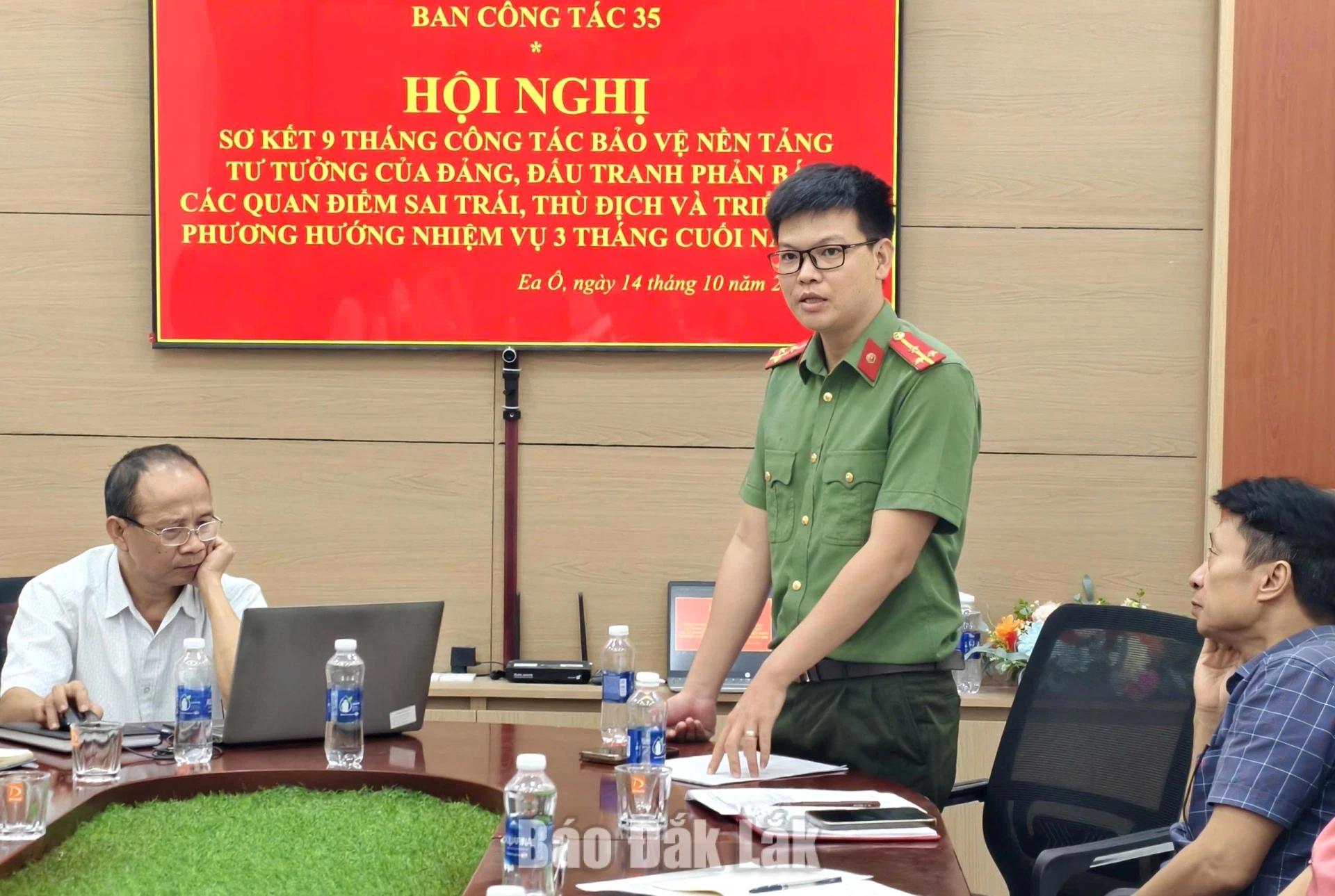 Đại biểu nêu ý kiến tại hội nghị.