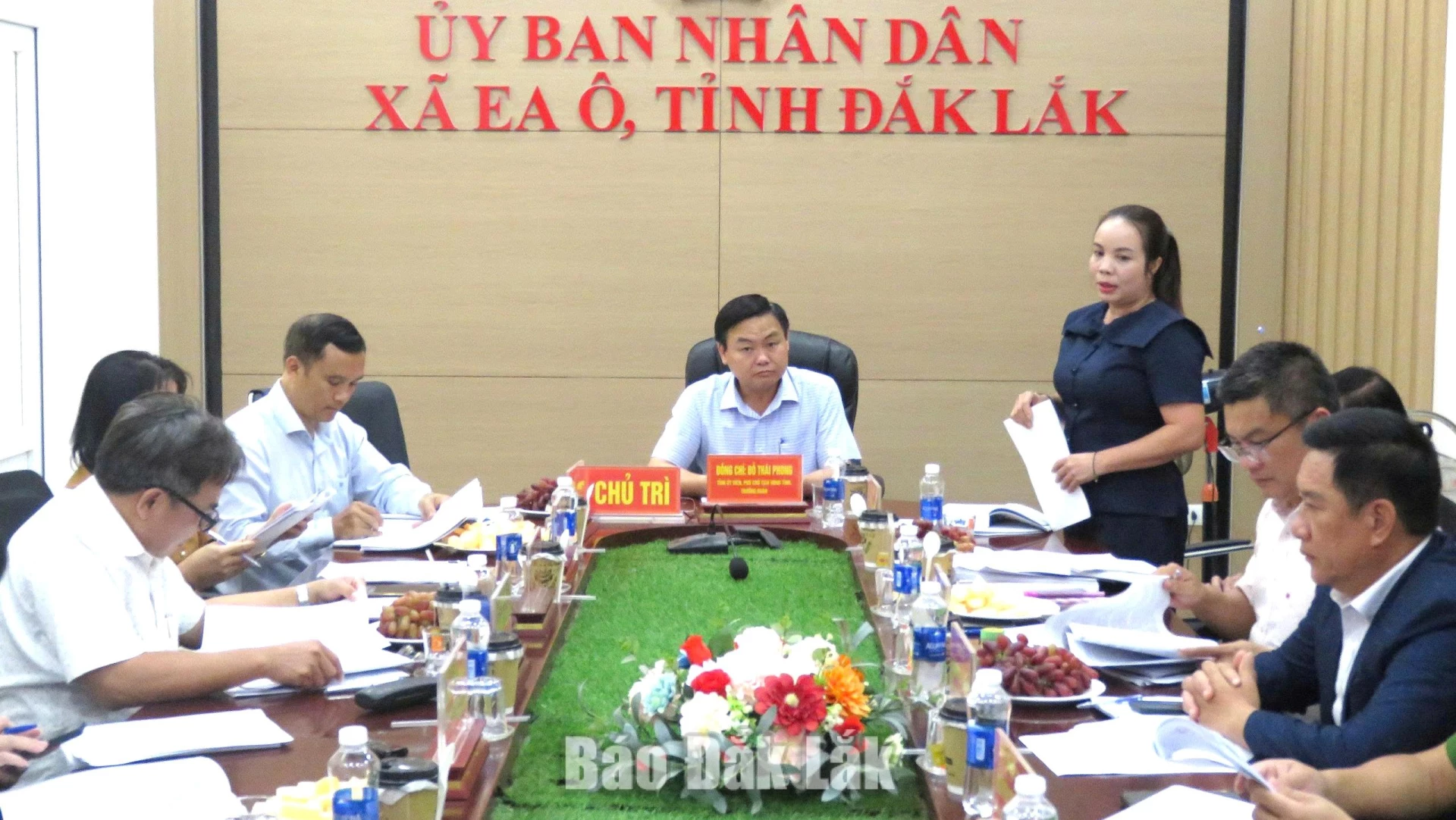 Bí thư Đảng ủy, Chủ tịch HĐND xã Ea Ô H Nan Byă nêu ý kiến tại buổi làm việc.