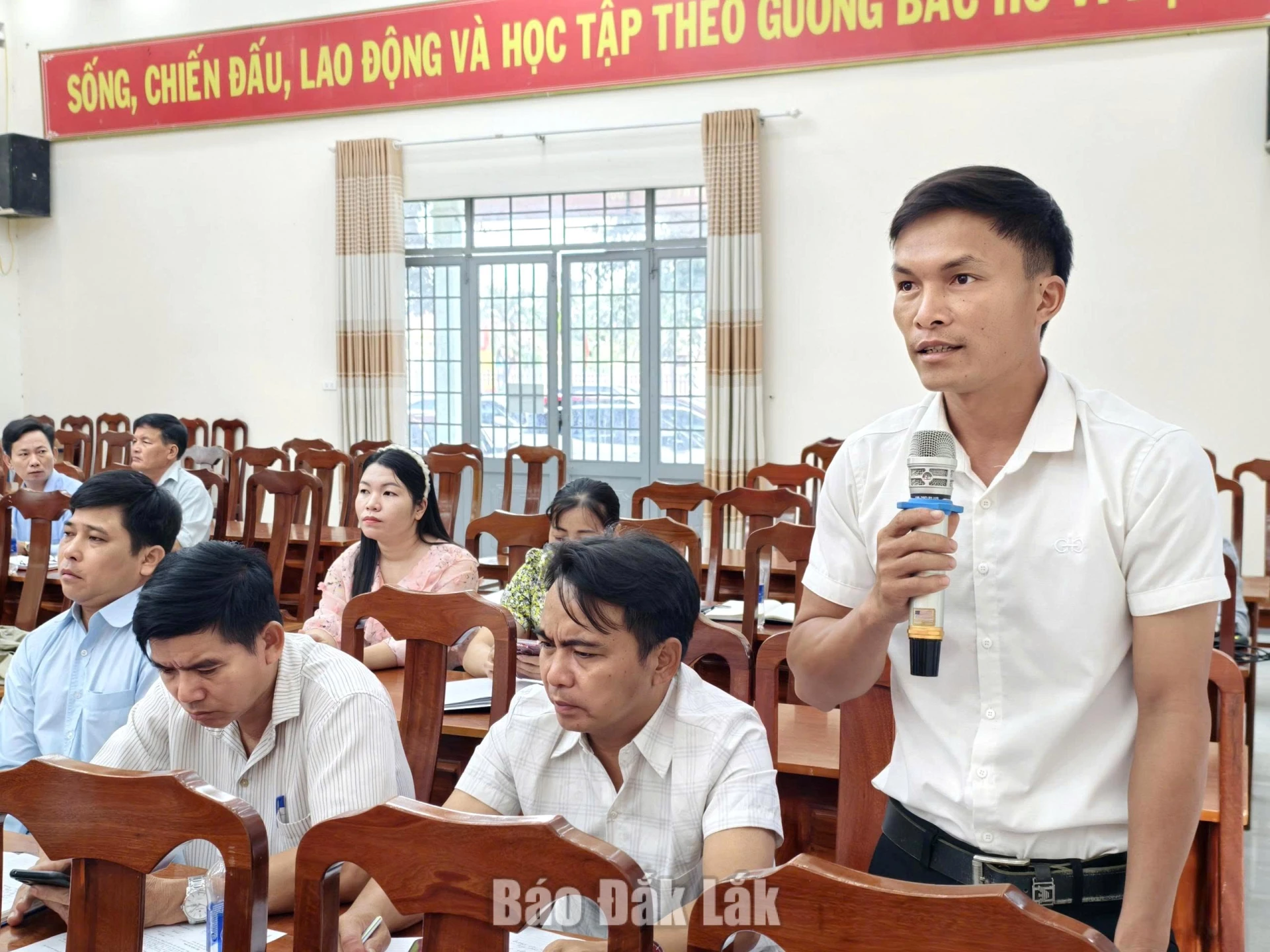 Đại biểu nêu ý kiến tại hội nghị.