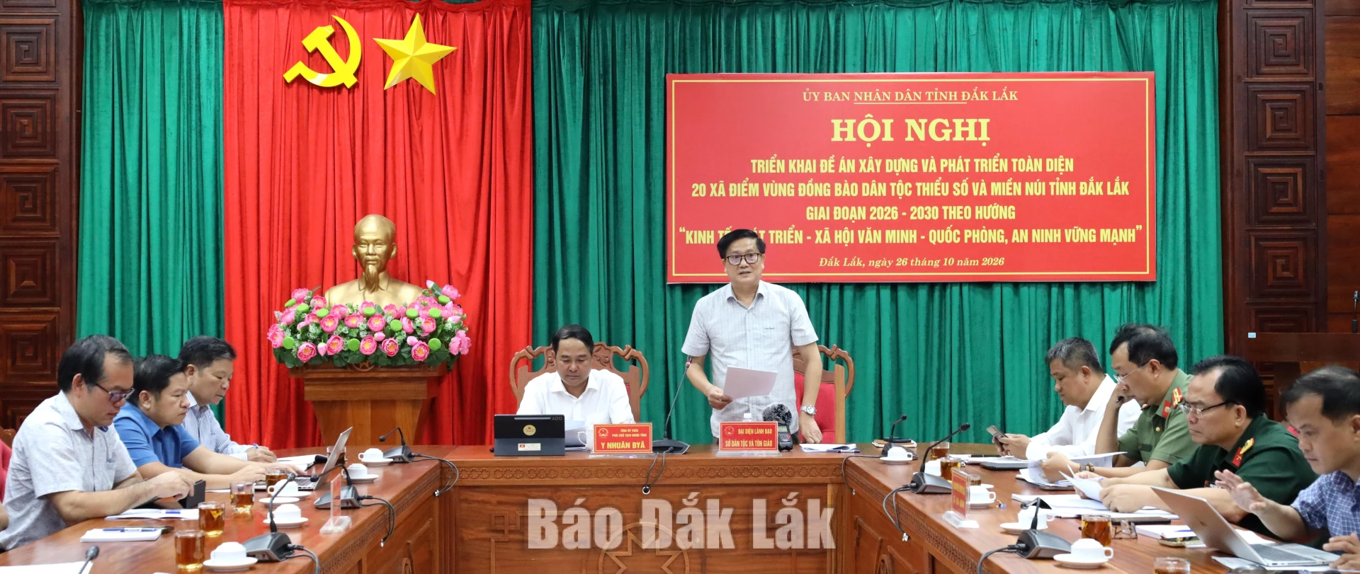 Phó Giám đốc Sở Dân tộc và Tôn giáo Lê Ngọc Vinh điều hành hội nghị.