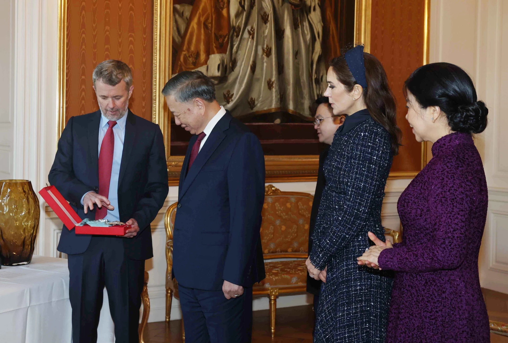 Nhà Vua Frederik X trao tặng Tổng Bí thư, Chủ tịch nước Tô Lâm Huân chương Voi (Order of the Elephant) - huân chương cao quý nhất của Vương quốc Đan Mạch. Ảnh: TTXVN