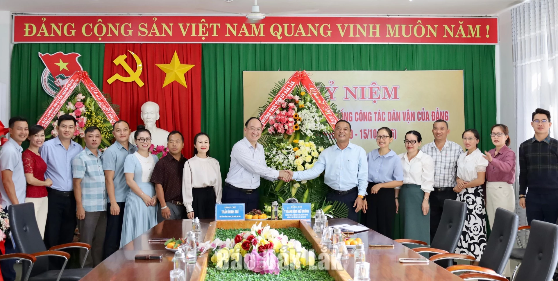 Đồng chí Y Giang Gry Niê Knơng, Phó Bí thư Tỉnh ủy, Chủ tịch Ủy ban MTTQ Việt Nam tỉnh tặng hoa chúc mừng Đảng ủy Mặt trận Tổ quốc, các đoàn thể tỉnh nhân kỷ niệm 96 năm Ngày truyền thống công tác Dân vận của Đảng.