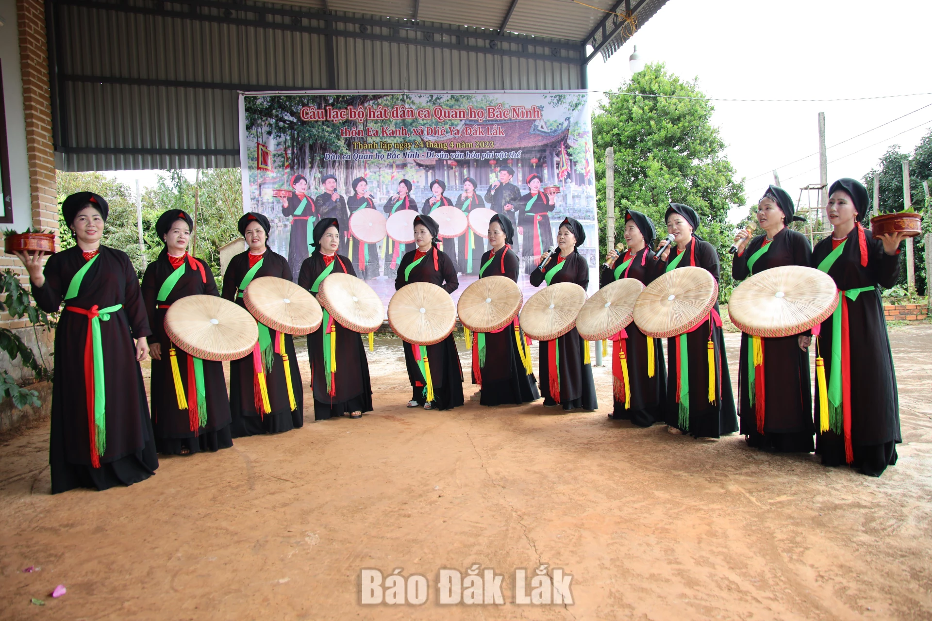 Các liền anh, liền chị Câu lạc bộ Hát dân ca quan họ Bắc Ninh thôn Ea Kanh (xã Dliê Ya) say sưa hát giao duyên. 