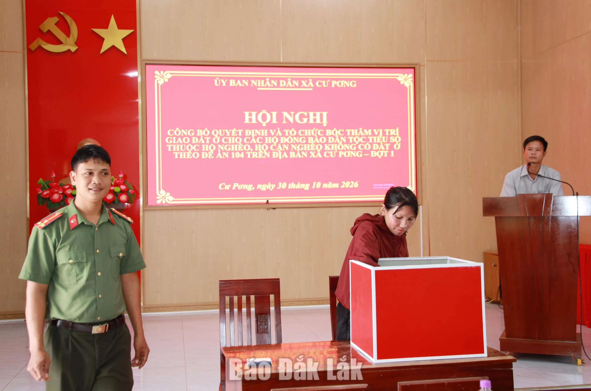 Người dân tự tay bốc số nhận hỗ trợ đất ở