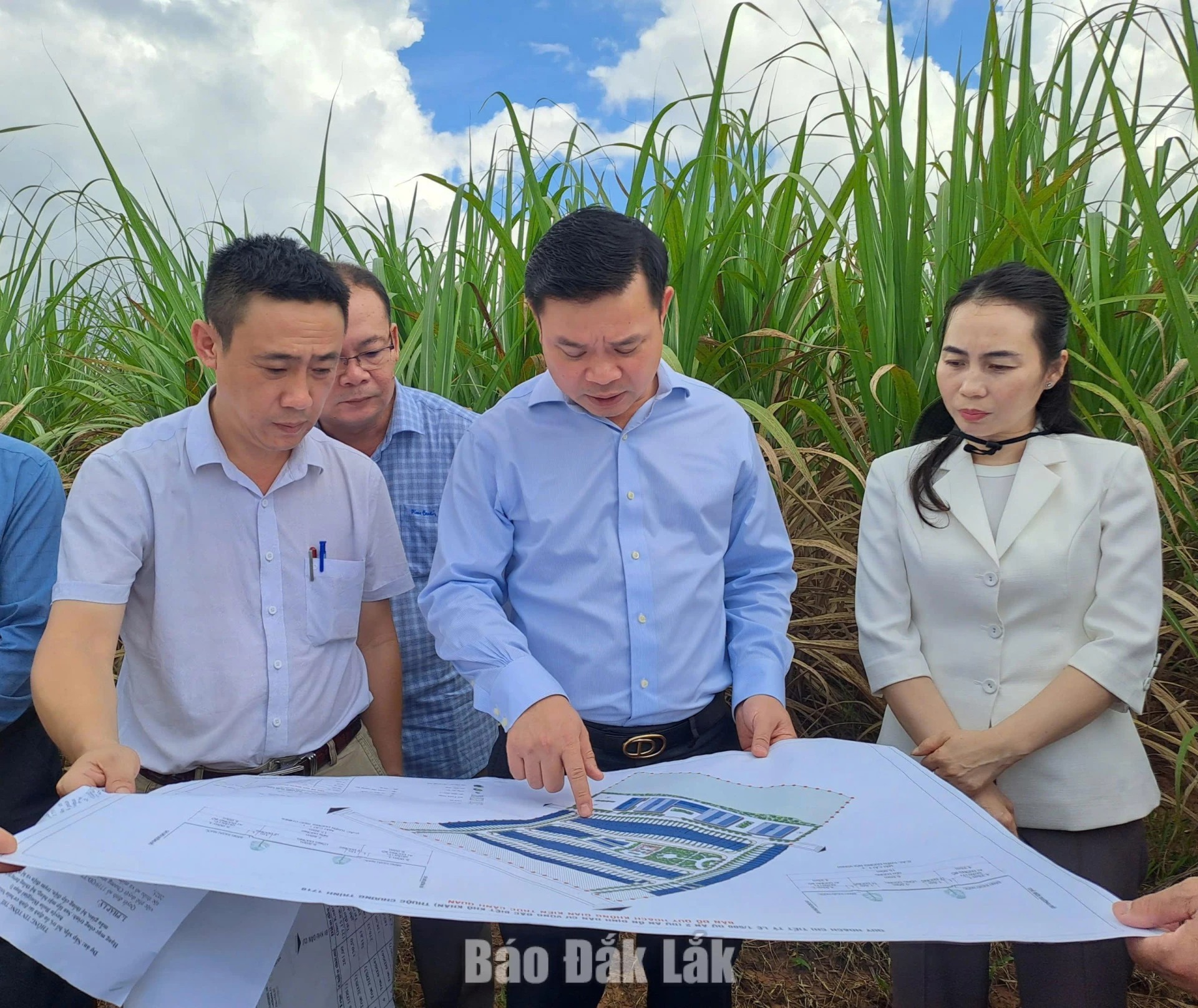 Chủ tịch UBND tỉnh Đắk Lắk Đỗ Hữu Huy kiểm tra Dự án sắp xếp, bố trí, ổn định tái định cư buôn Nrếch, xã Ea Wer. Ảnh: Minh Thông
