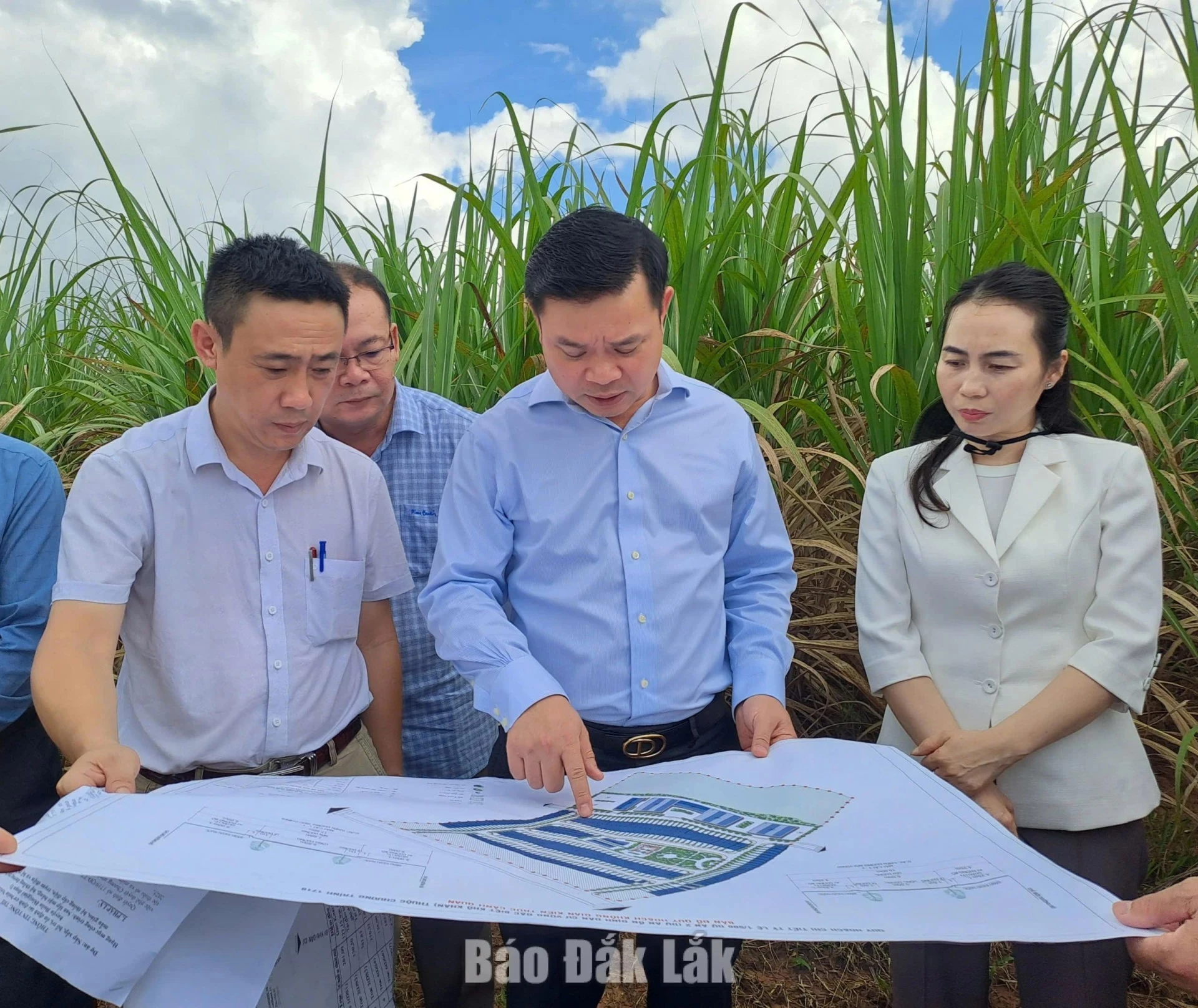 PPC Chairman, comrade Do Huu Huy inspecting the resettlement arrangement and stabilisation project for Nrech Village, Ea Wer Commune.