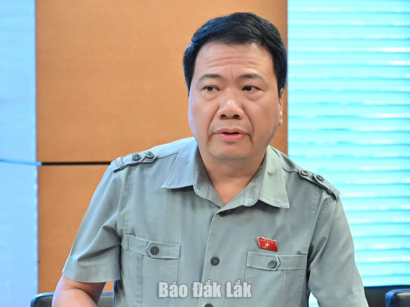 Đại biểu Ngô Trung Thành, Phó Chủ nhiệm Ủy ban Pháp luật và Tư pháp của Quốc hội phát biểu thảo luận. Ảnh: Đoàn ĐBQH tỉnh cung cấp