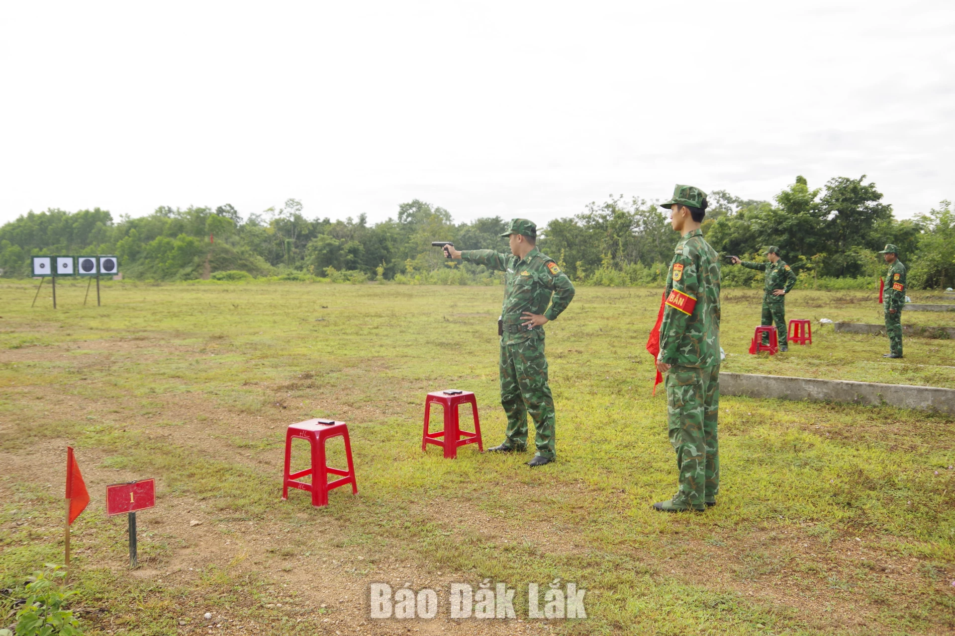 Thí sinh tham gia nội dung thi kiểm tra bắn súng 