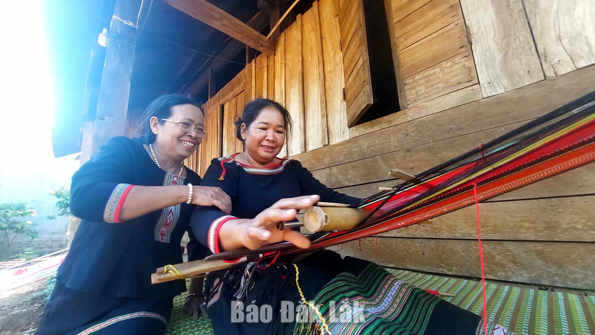 Ms. H’Yam Bkrong, an influential figure in Tong Ju village (Ea Kao ward), constantly striving to preserve alongside promote the traditional brocade weaving craft.