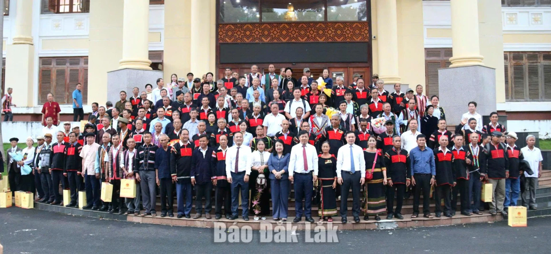 The provincial leaders taking a commemorative photo with village elders and influential figures at the 2026 Dak Lak provincial conference honoring outstanding village elders as well as influential figures.