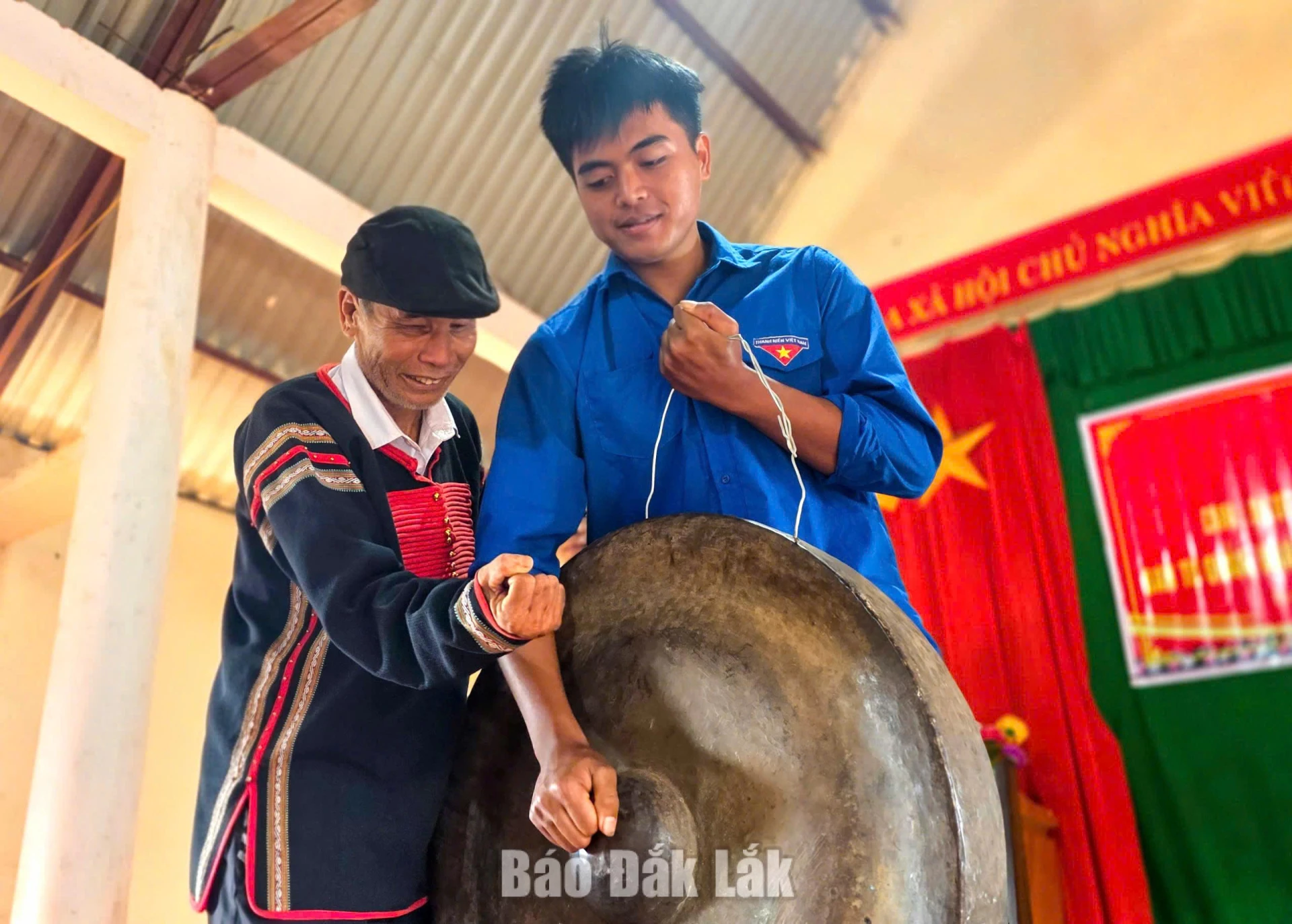 For numerous years, Mr. Y Giap Ksor, an influential figure in A Rieng village (Ea Drang commune), having been dedicated to teaching the gong playing to the village’s youth.