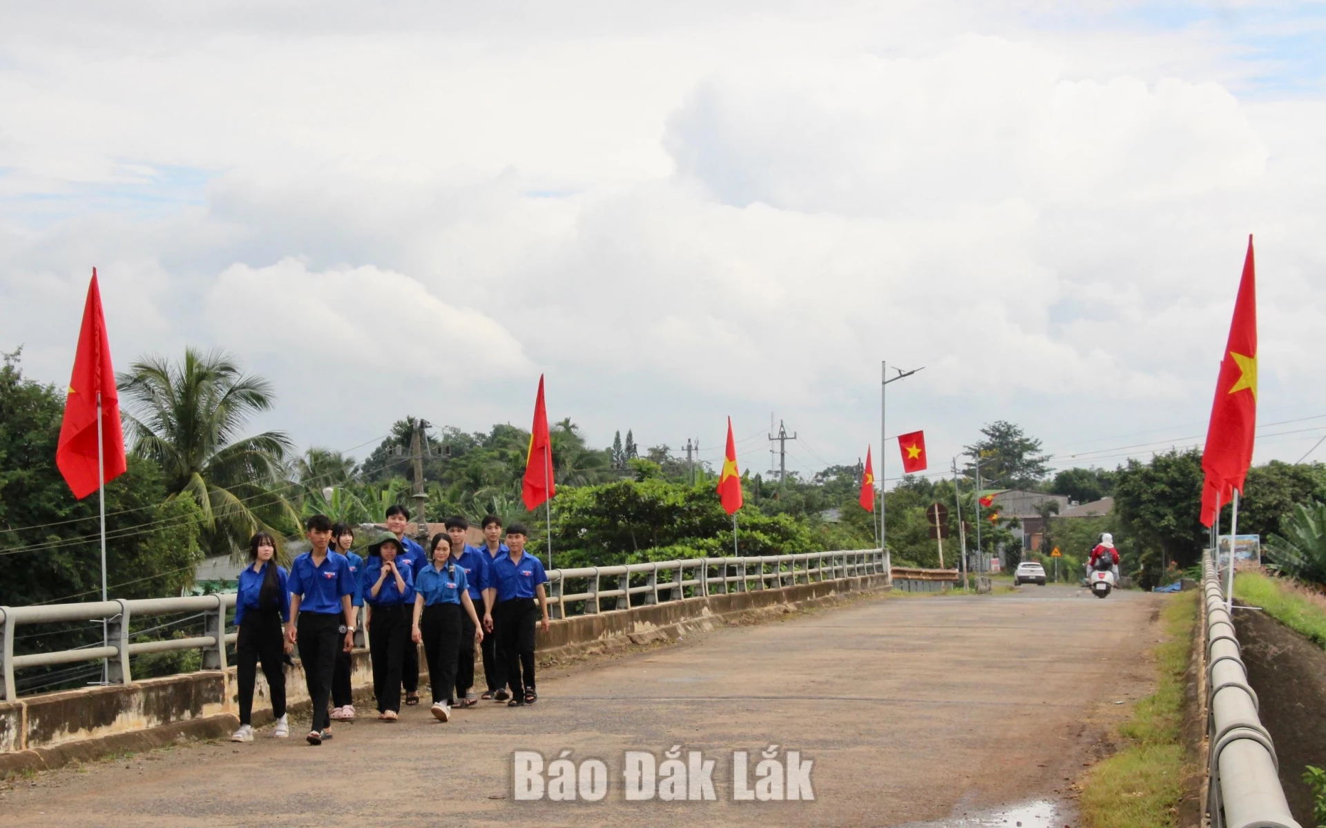 A “National Flag Road” project, stretching over 1.5 km and implemented by the Ea Nuol Communal youth, having created a prominent highlight for the rural landscape.