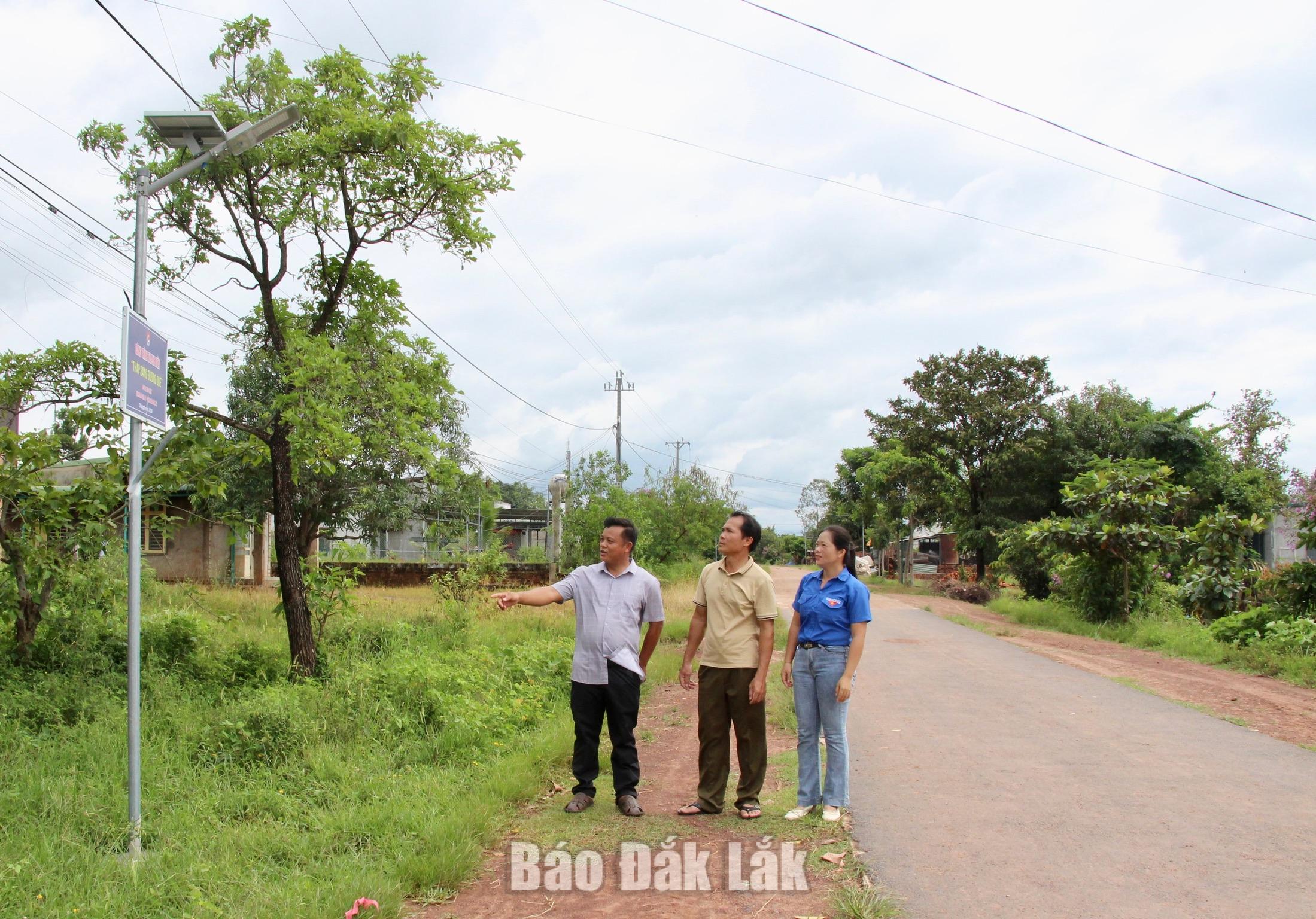 A street lighting system installed in Village 13, Ia Rve commune, making daily life and travelling more convenient for local residents.
