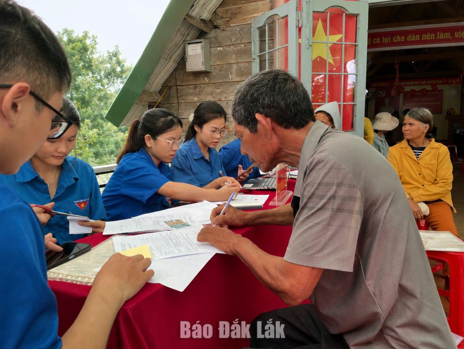 Youth volunteers taking the lead in helping the community adapt to the digital environment.