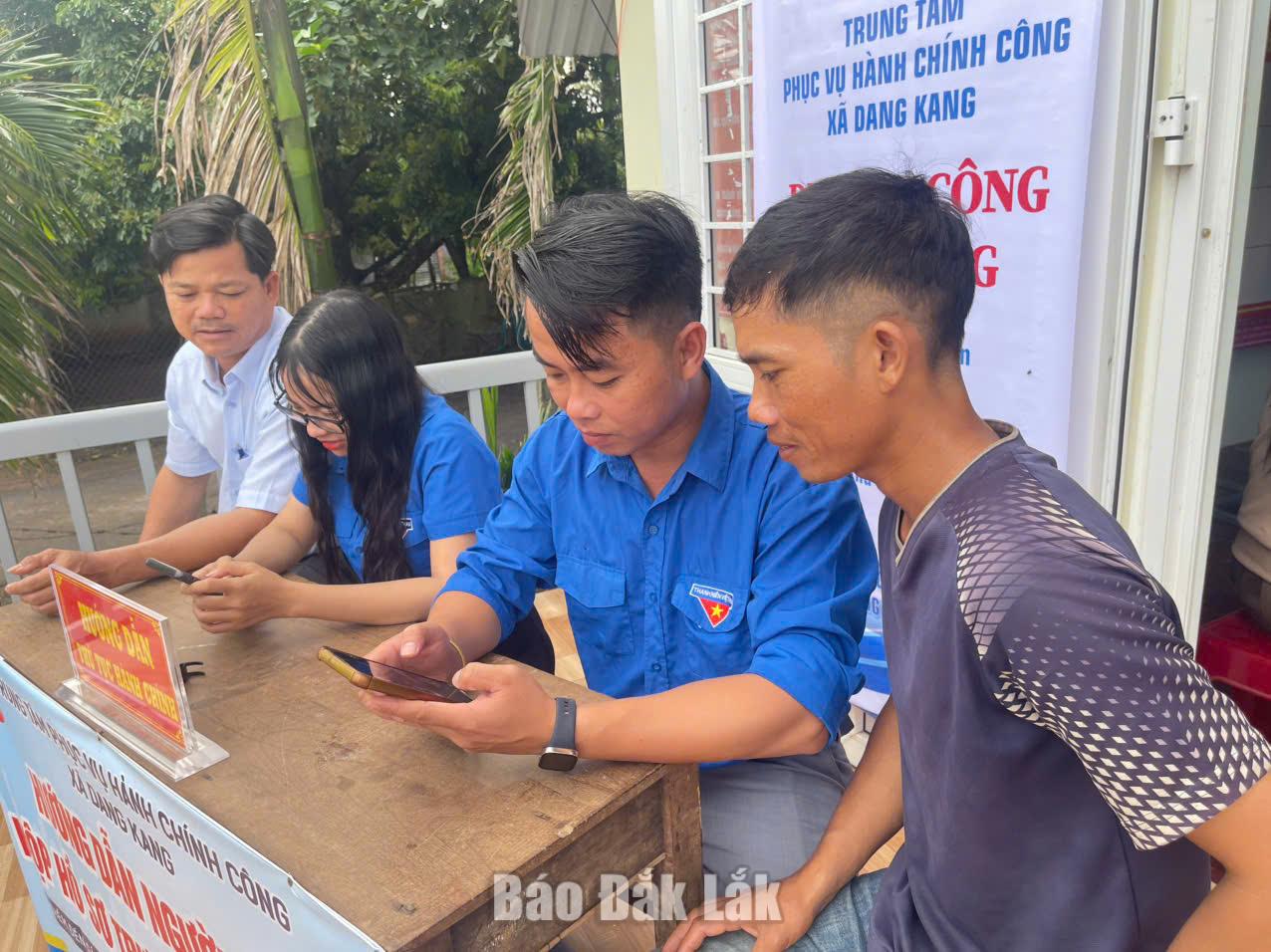 Người dân buôn Cư Ênun, xã Dang Kang được hướng dẫn các kỹ năng số.