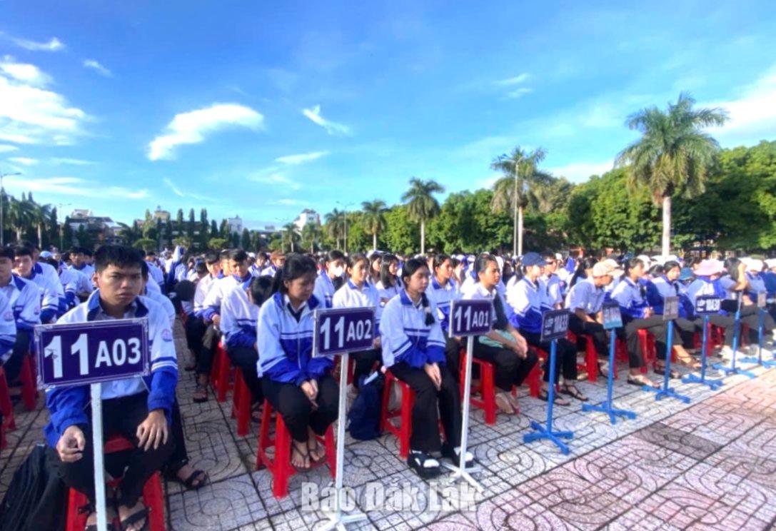 Đông đảo học sinh Trường THPT Cư Mgar tham gia tuyên truyền về phổ biến giáo dục pháp luật, phòng chống bạo lực học đường và kỹ năng bảo đảm an toàn thông tin không gian mạng