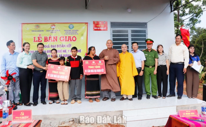 Bàn giao 2 căn nhà đại đoàn kết ở xã Quảng Phú