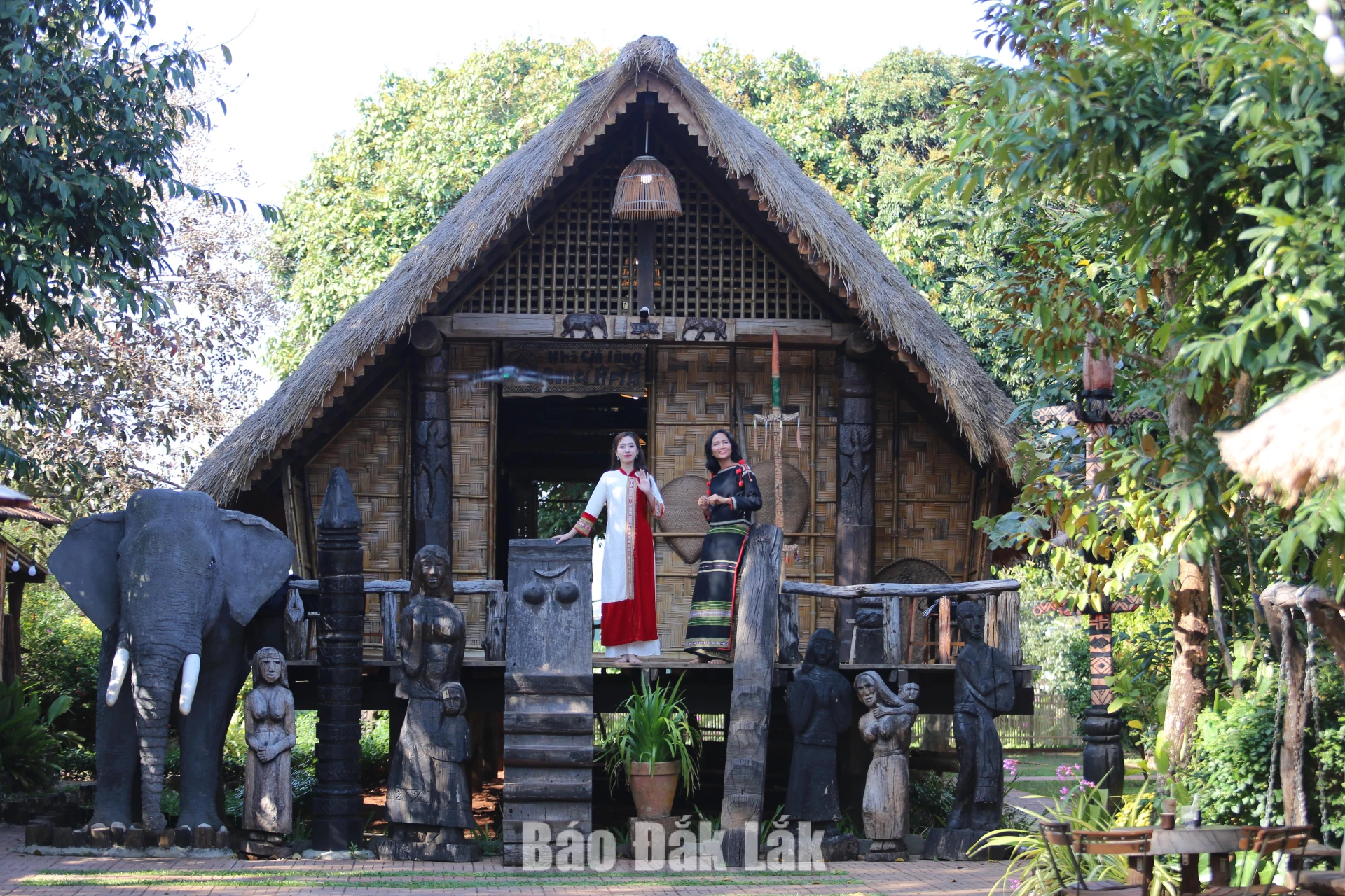 Đồ án cũng đặt ra mục tiêu gìn giữ nguyên trạng 33 buôn làng trong đô thị, duy trì đặc trưng “buôn trong phố, phố trong buôn” gắn liền với việc bảo tồn văn hóa bản địa Tây Nguyên. Trong ảnh: Buôn Akŏ Dhông (phường Buôn Ma Thuột) là buôn du lịch cộng đồng đầu tiên của tỉnh Đắk Lắk.