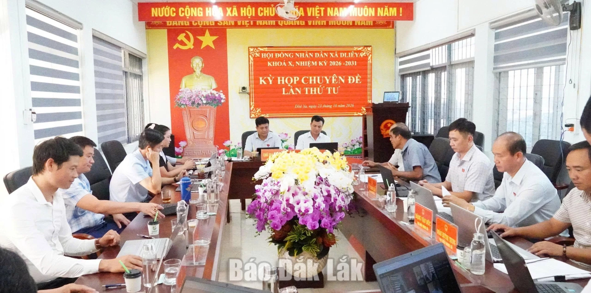 Các đại biểu họp trực tiếp tại Kỳ họp.